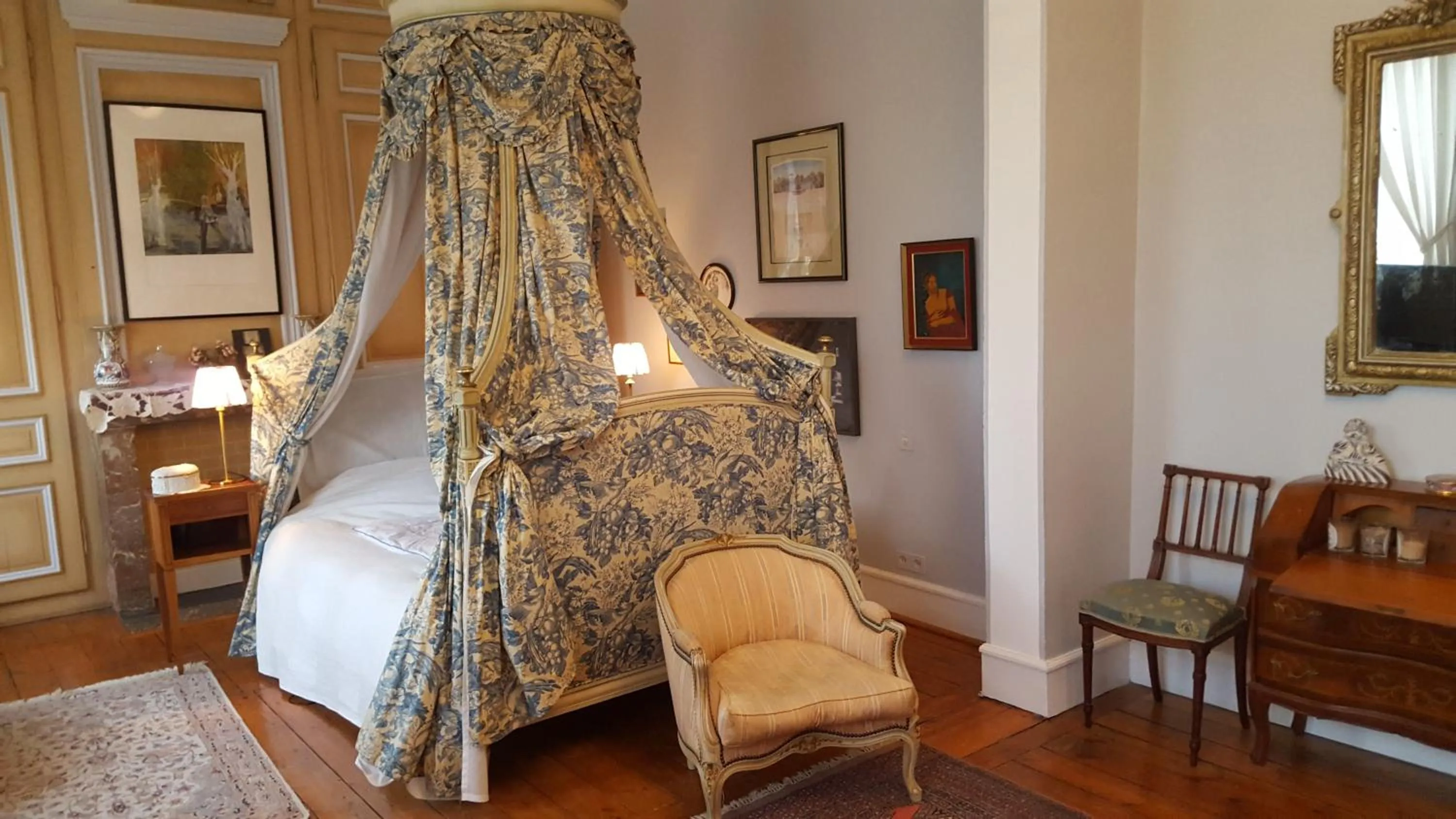 Photo of the whole room, Bed in Manoir de la Peylouse