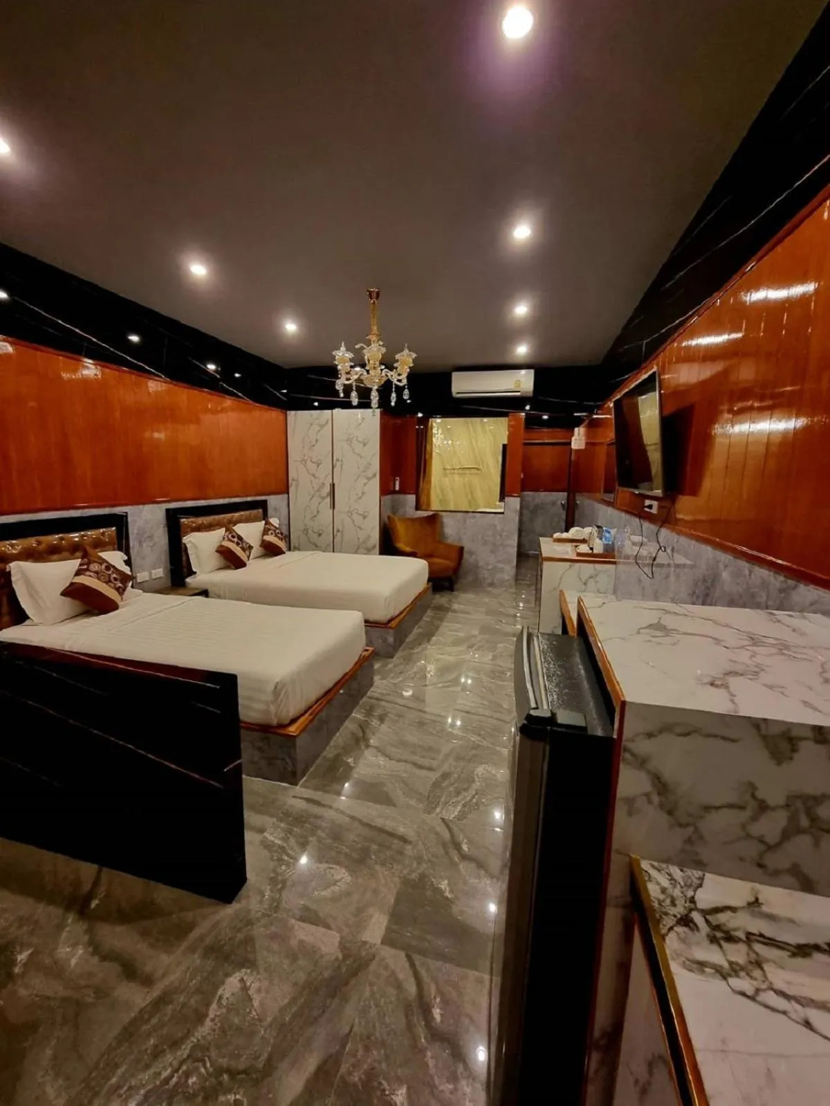 Photo of the whole room, Bed in Grand Parazo Hotel Suvarnbhumi Airport