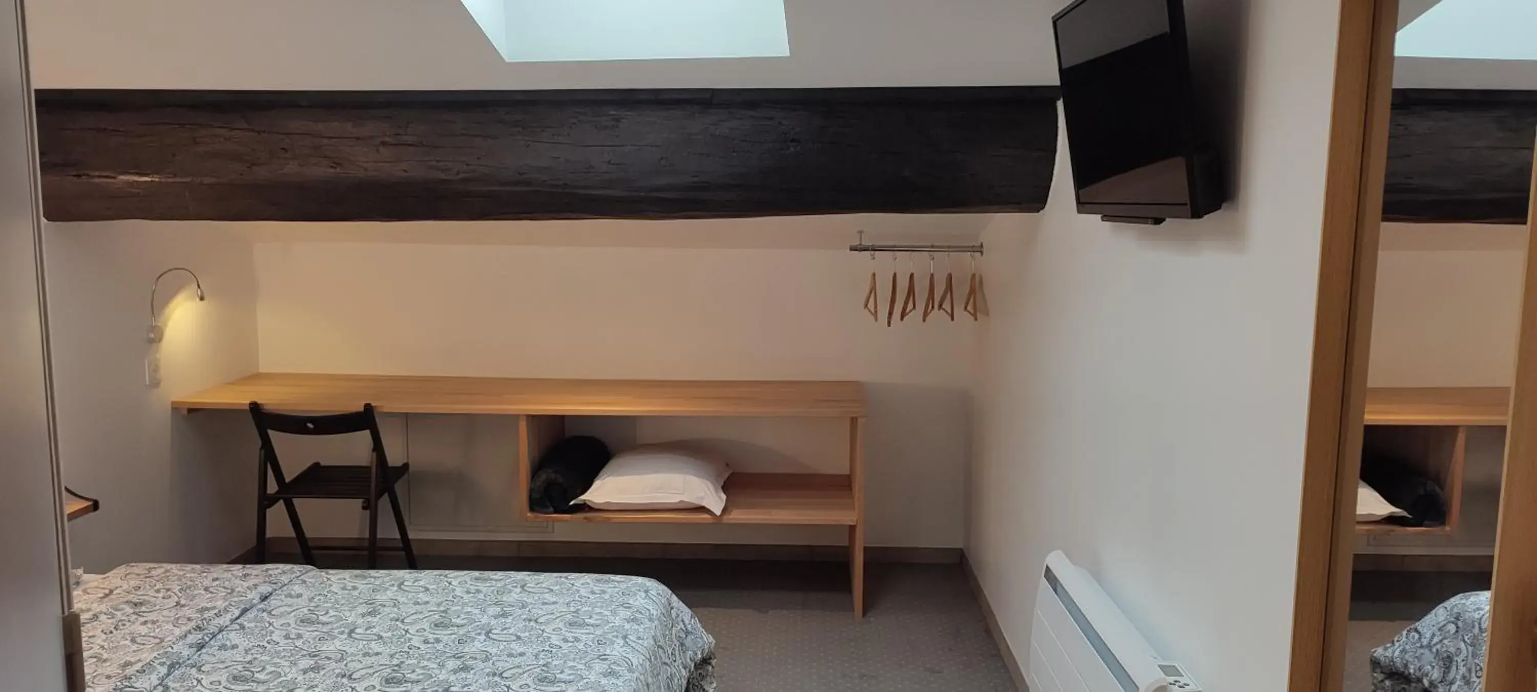 Standard Double Room with Velux in Mauguio Center Hôtel Standard Double Room with Velux in Mauguio Center Hôtel