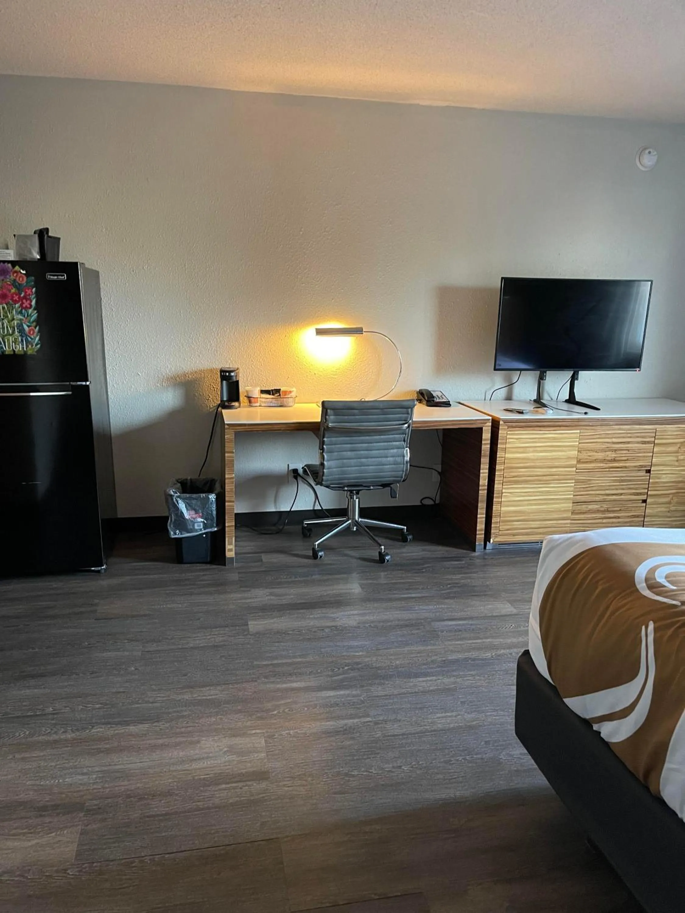 Communal lounge/ TV room in Quality Inn Frontier at US Hwy 30