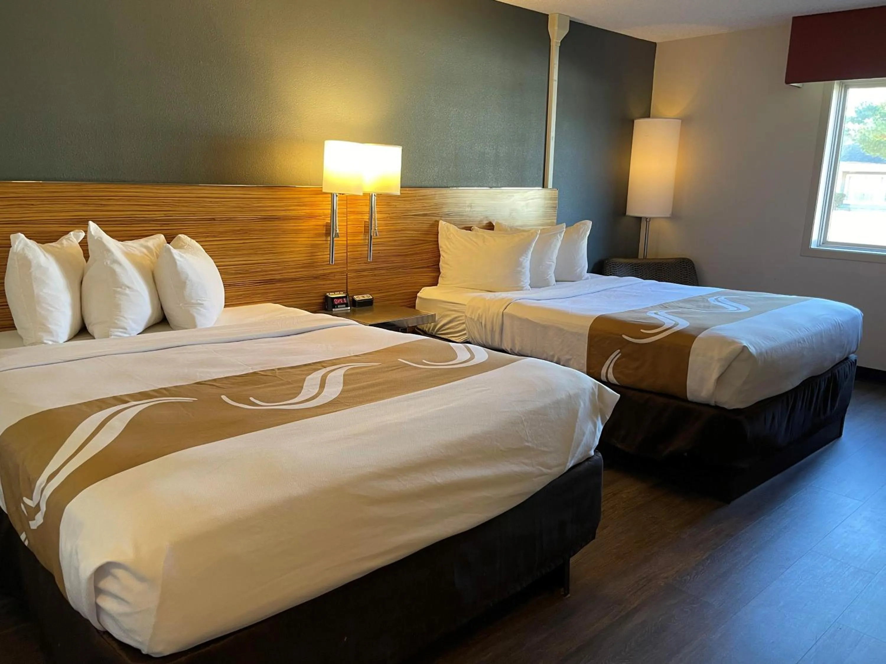 Bed in Quality Inn Frontier at US Hwy 30