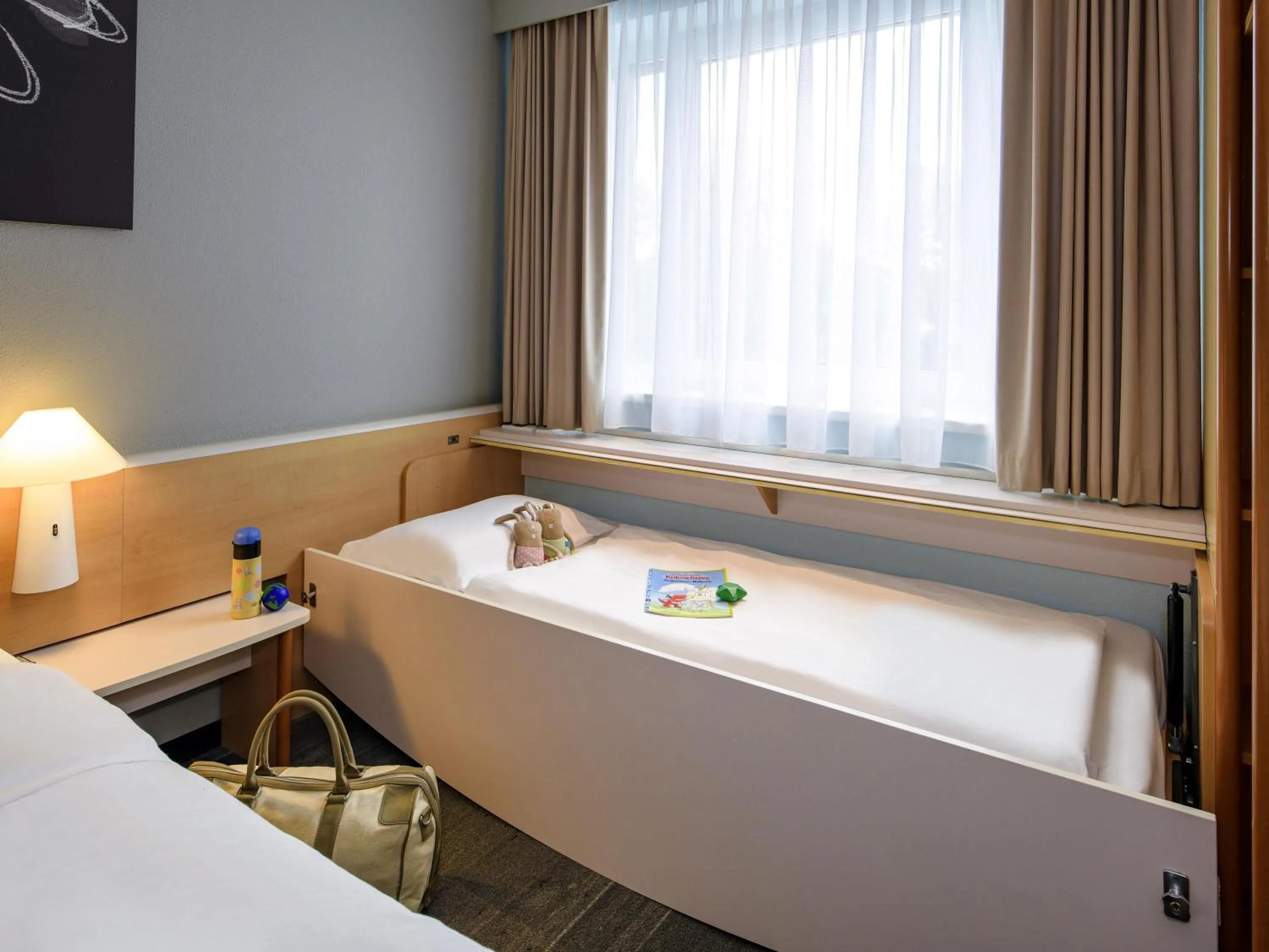 Bedroom, Bed in ibis Hamburg Alsterring