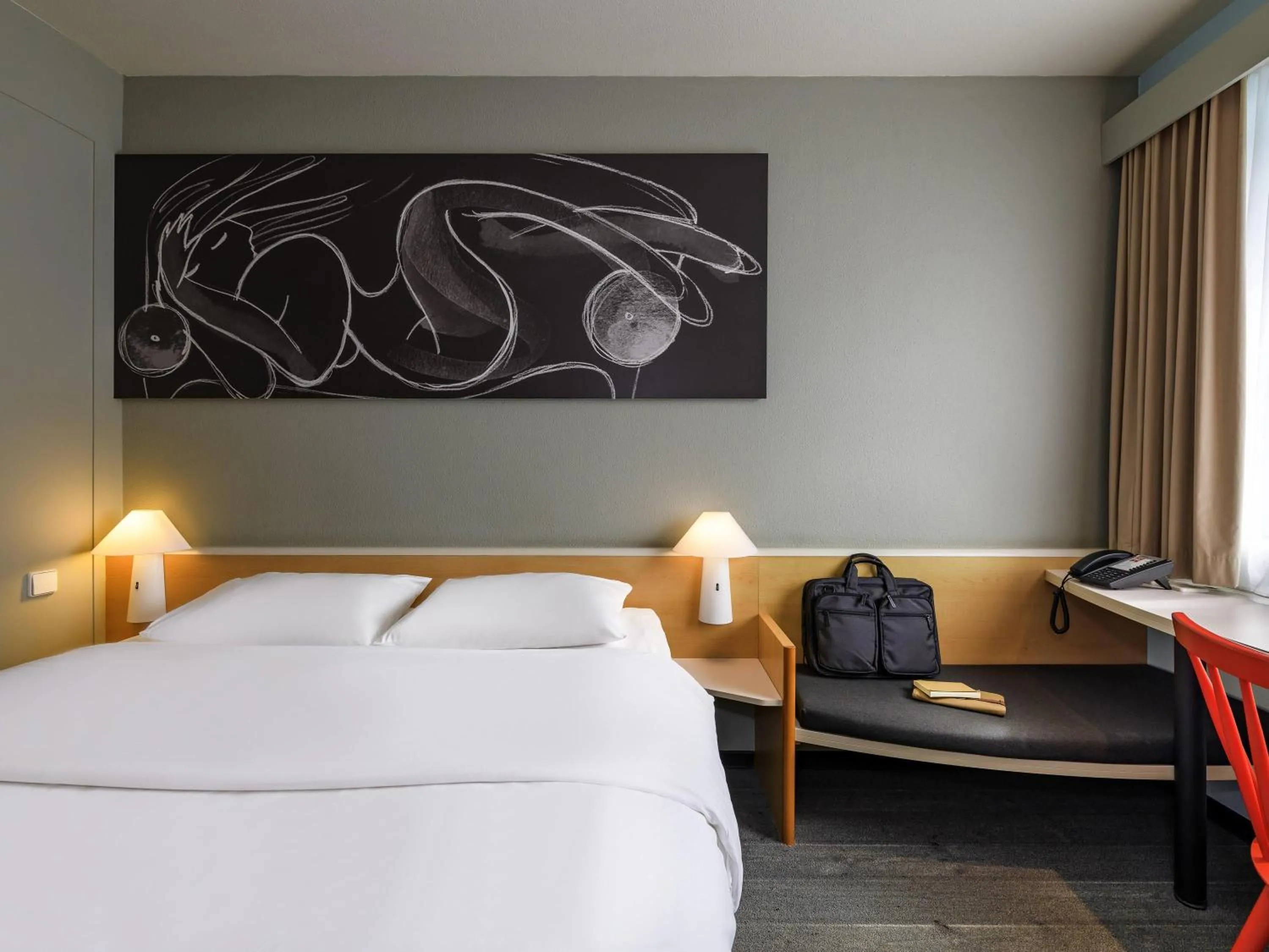 Bedroom, Bed in ibis Hamburg Alsterring