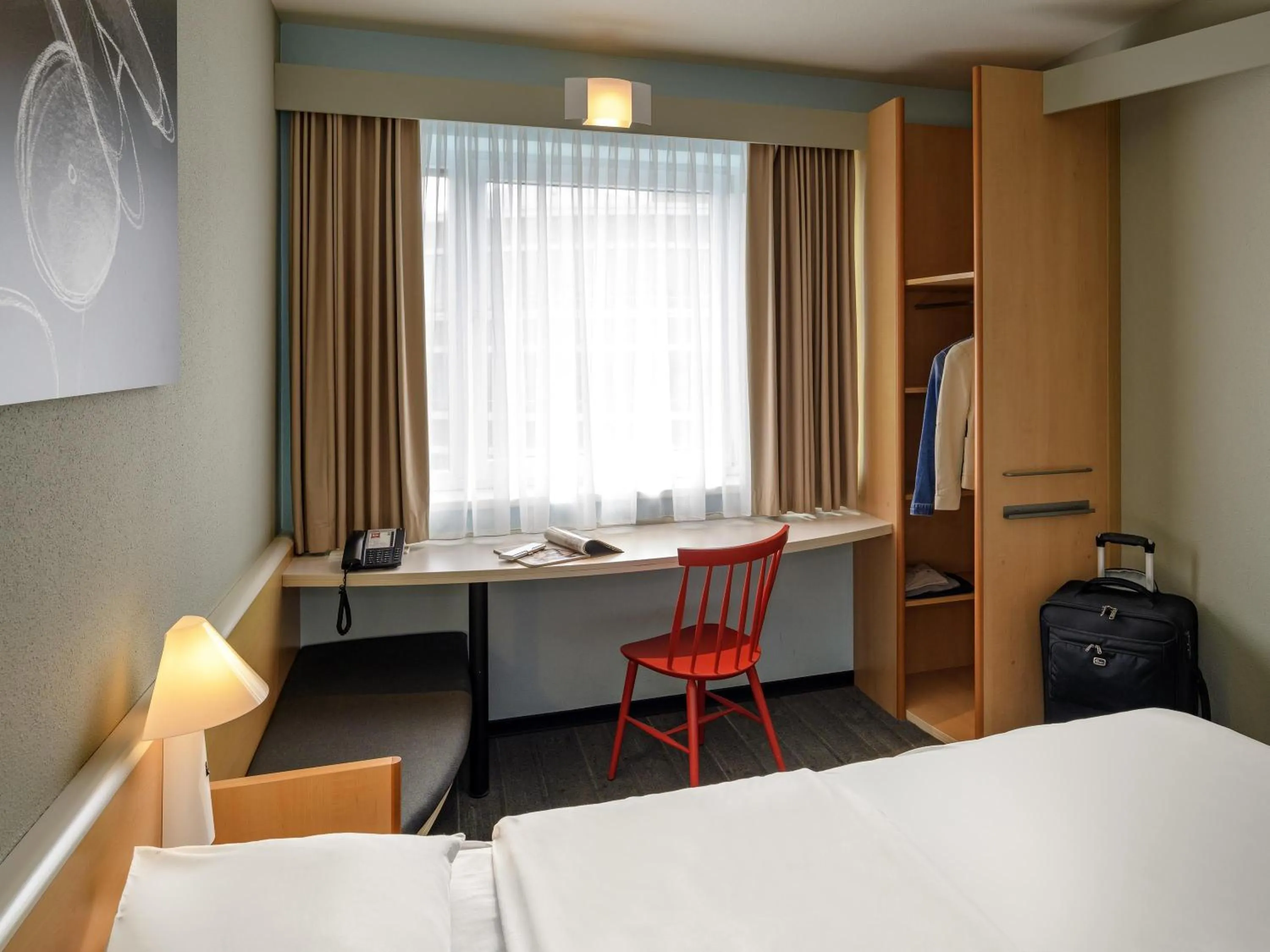 Bedroom, Bed in ibis Hamburg Alsterring