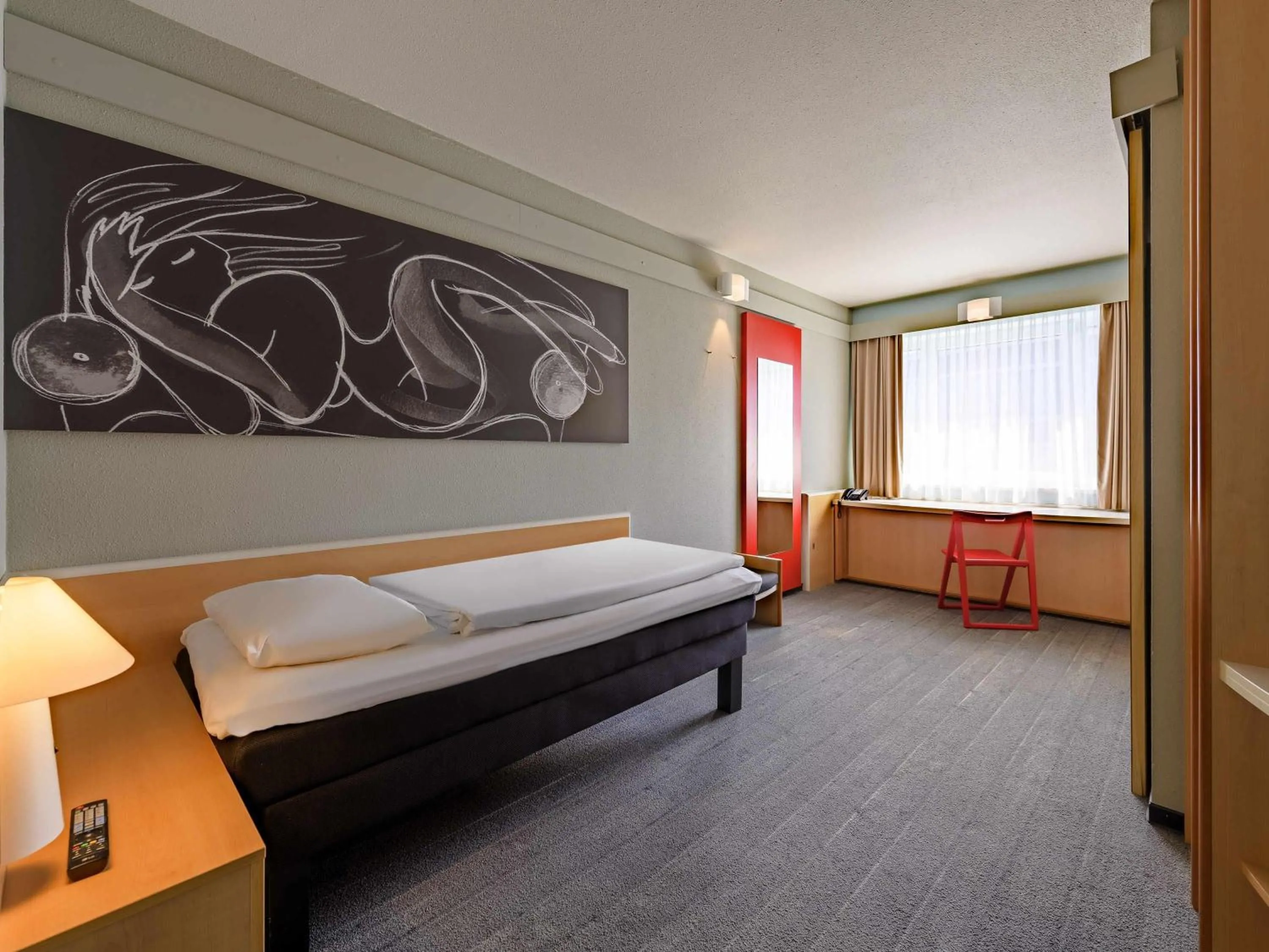 Bedroom, Bed in ibis Hamburg Alsterring