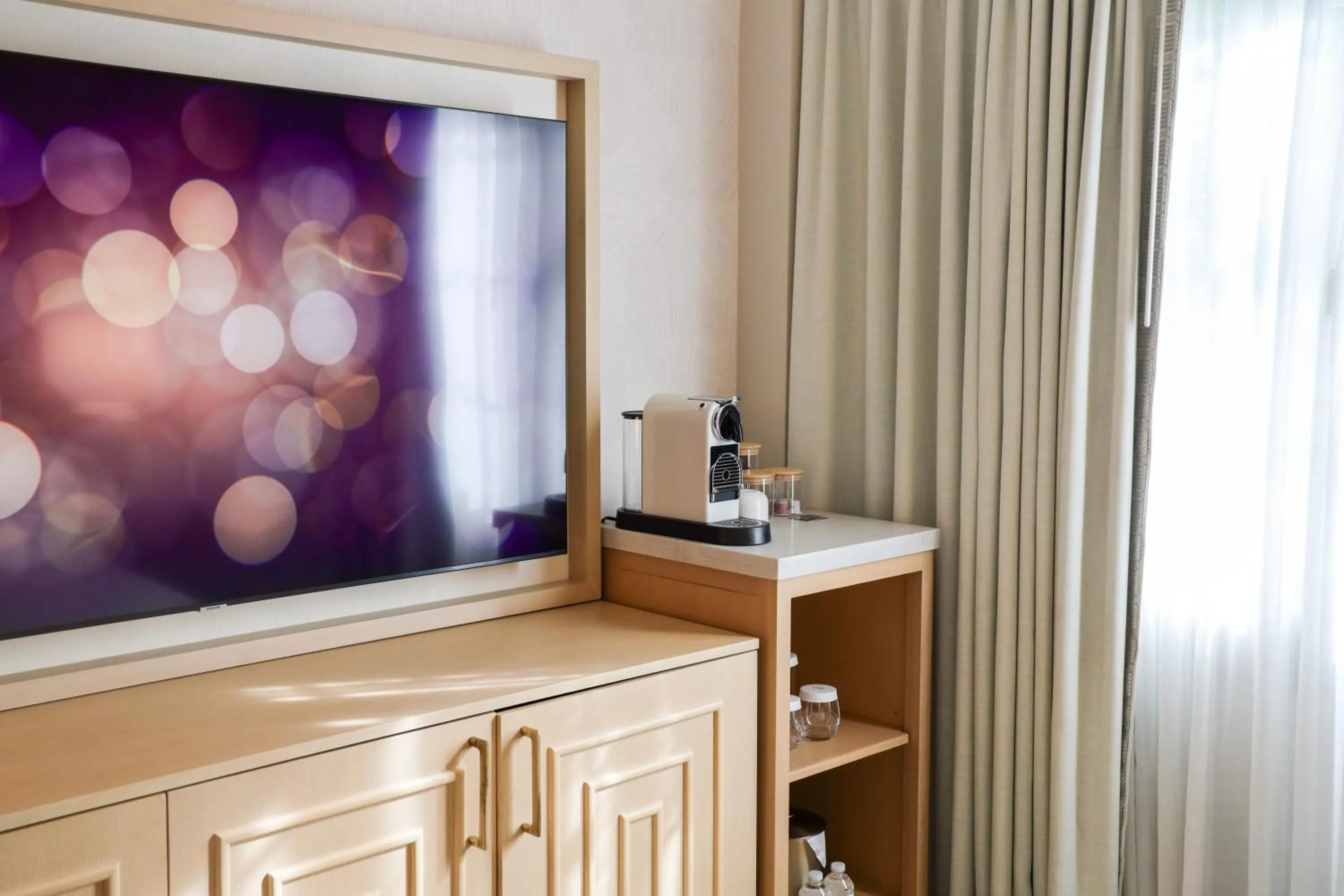 TV and multimedia in Arizona Biltmore, LXR Hotels & Resorts