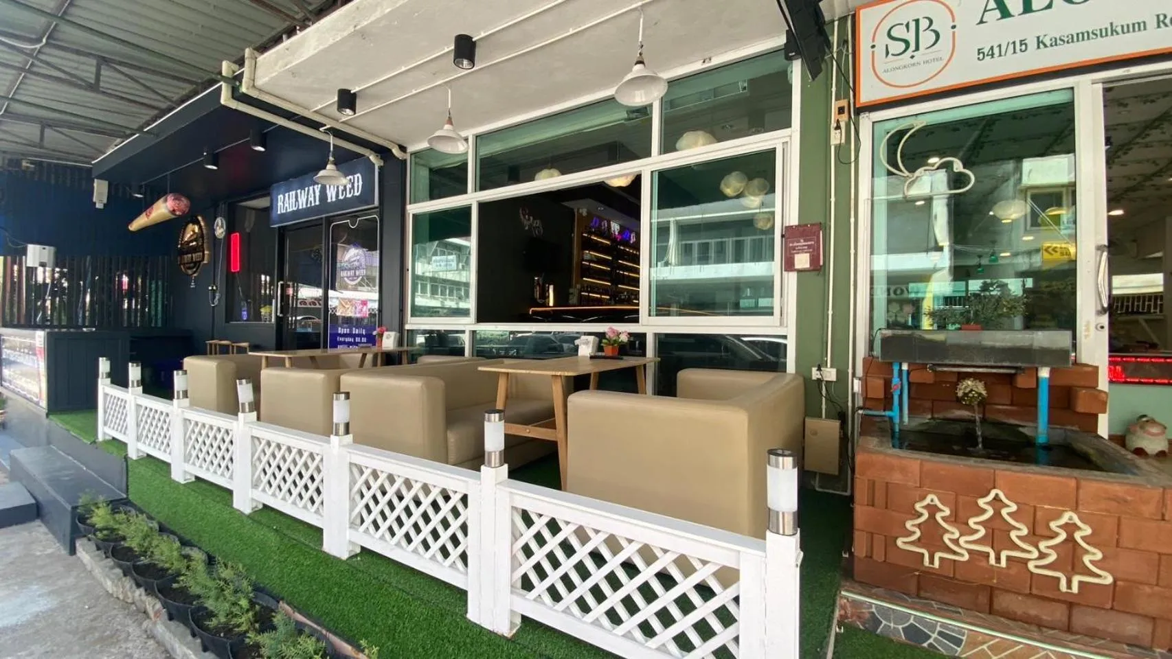 Communal lounge/ TV room in Alongkorn hotel by SB