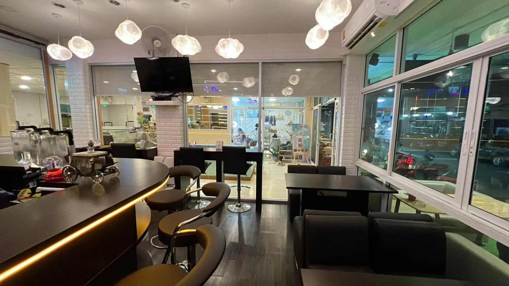 Restaurant/places to eat in Alongkorn hotel by SB