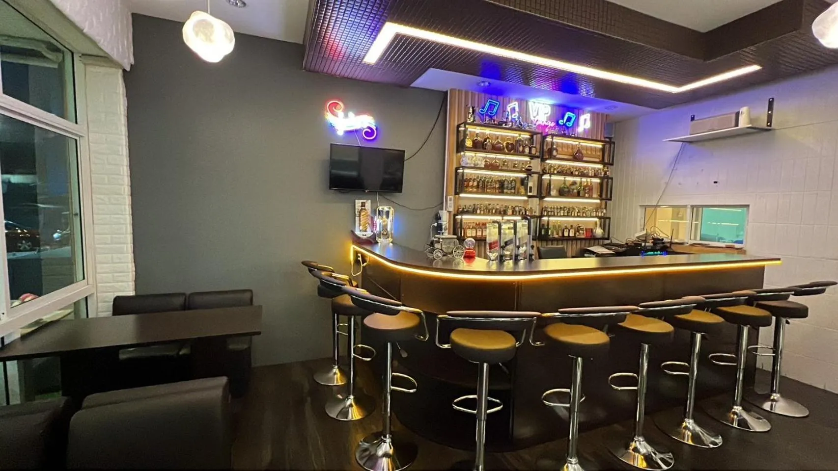 Restaurant/places to eat in Alongkorn hotel by SB