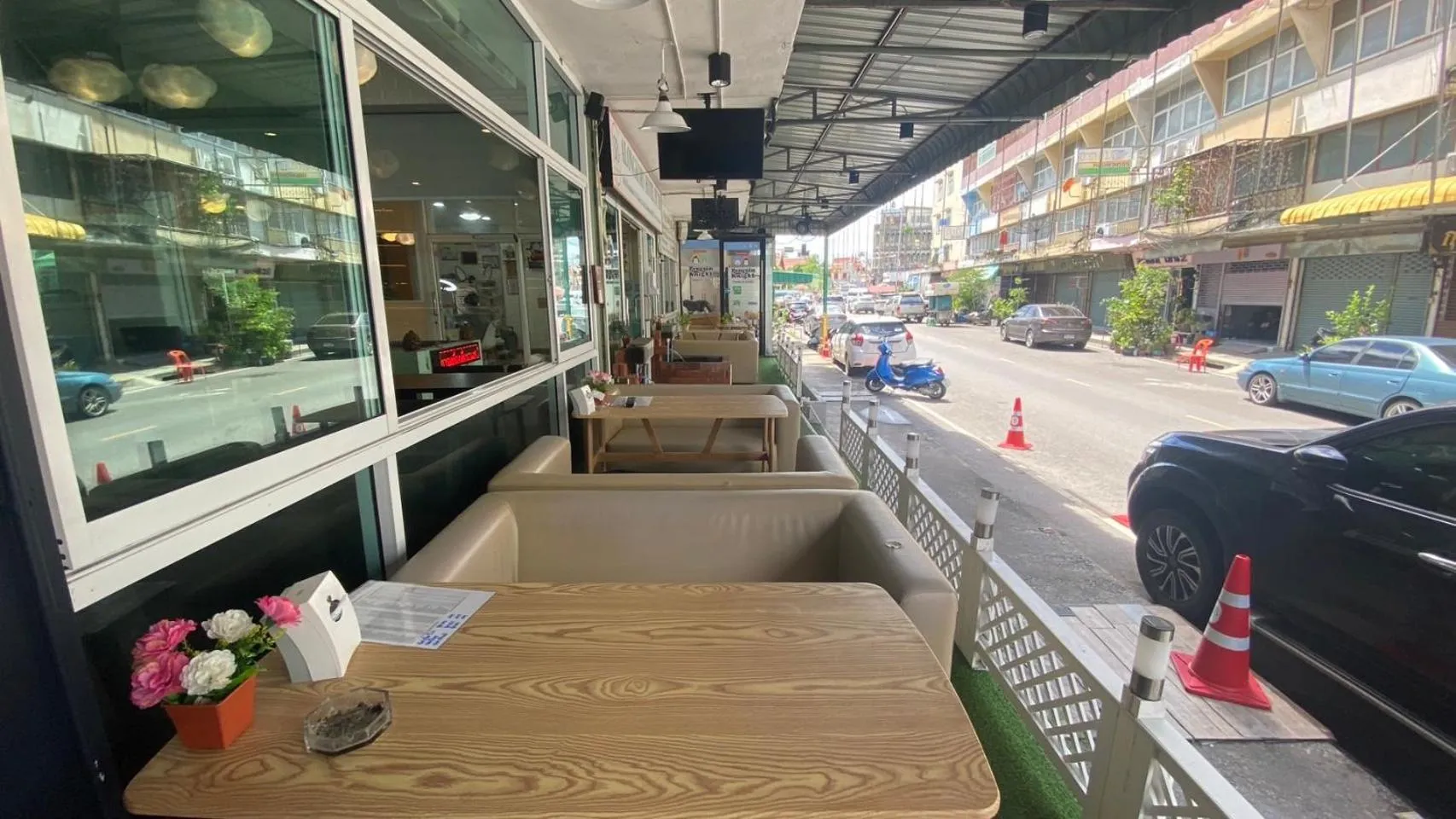 Communal lounge/ TV room in Alongkorn hotel by SB