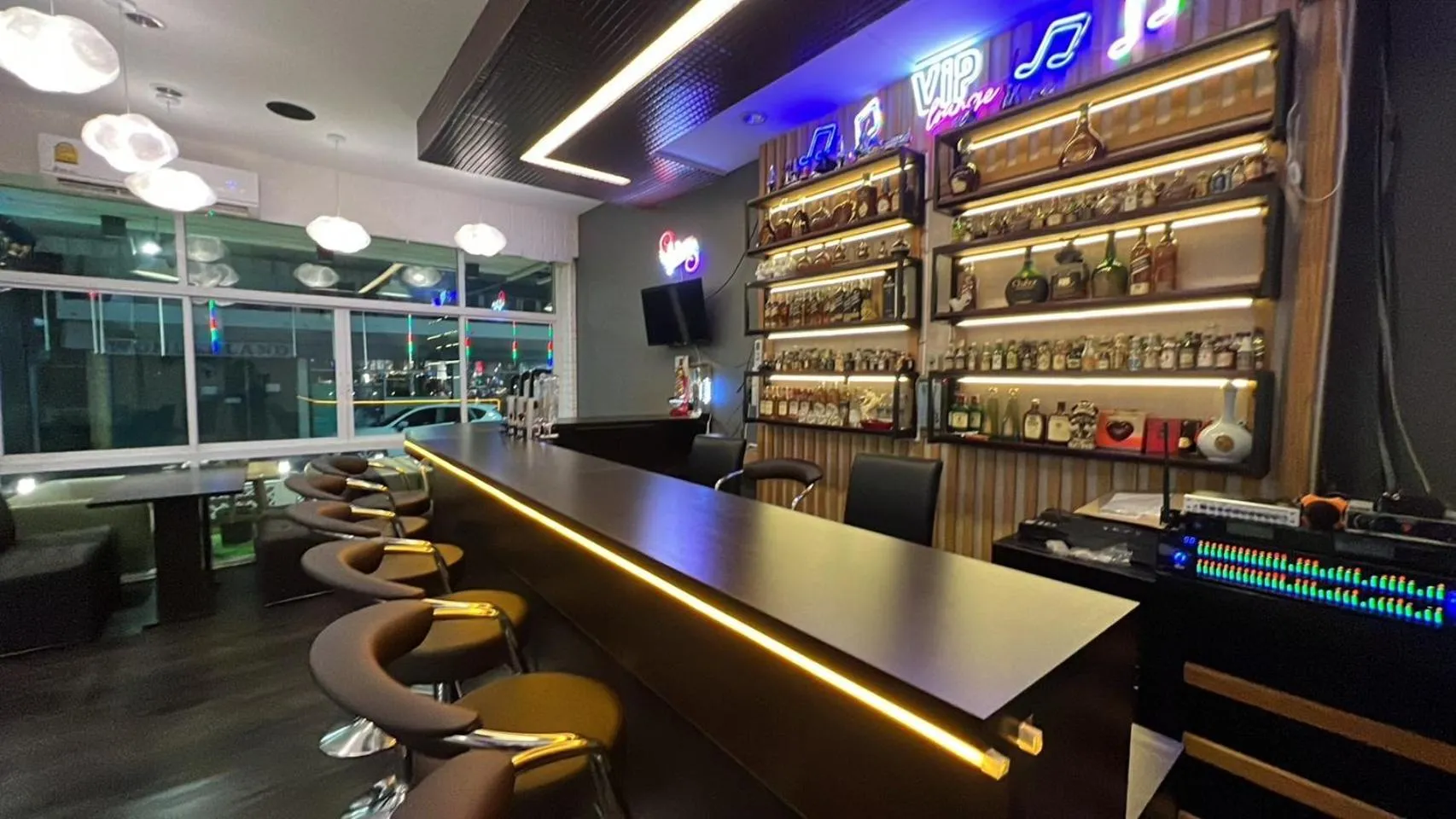 Restaurant/places to eat in Alongkorn hotel by SB