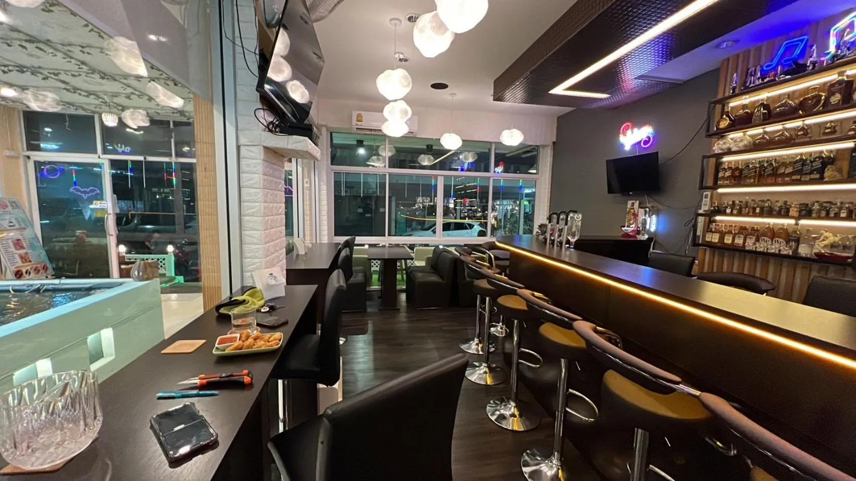 Restaurant/places to eat in Alongkorn hotel by SB