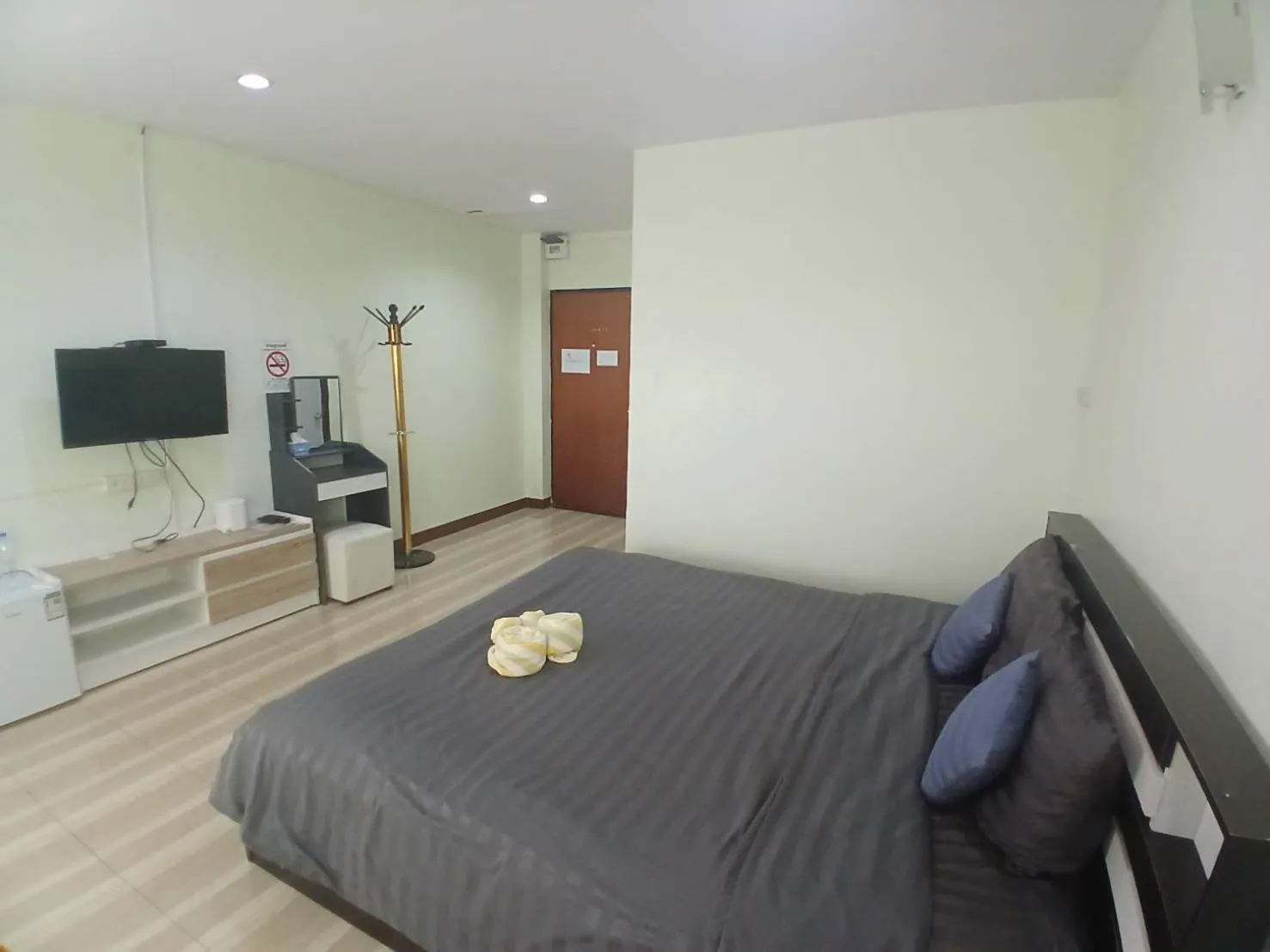 Bed in Alongkorn hotel by SB