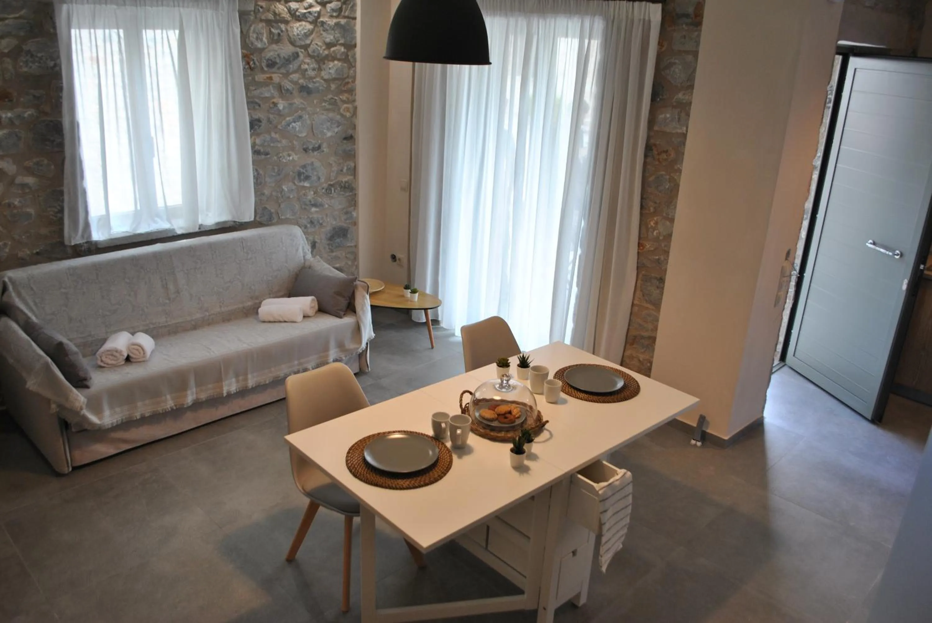 Petras Gi - Stone Houses