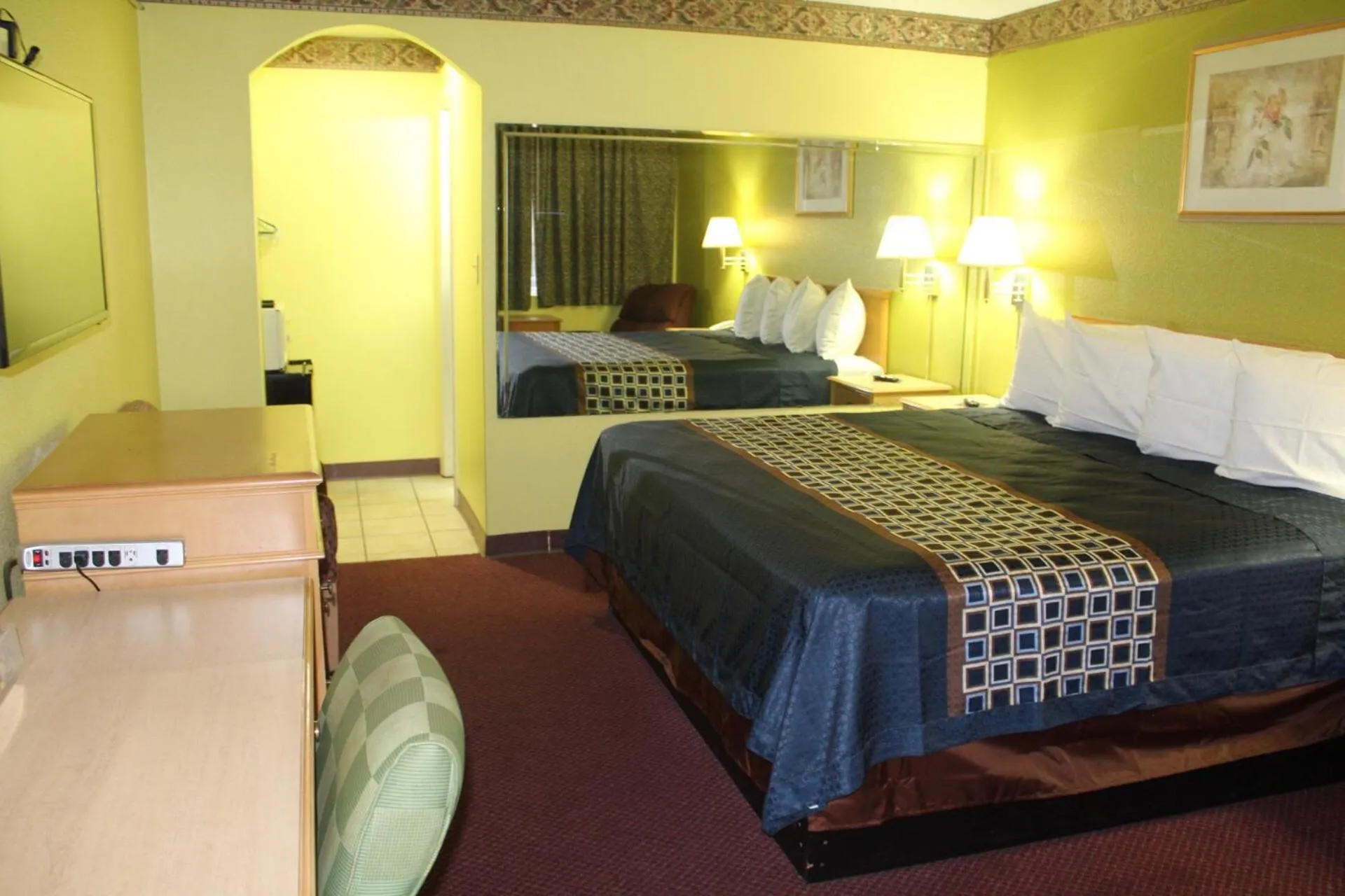 Photo of the whole room in Hutchinson Inn