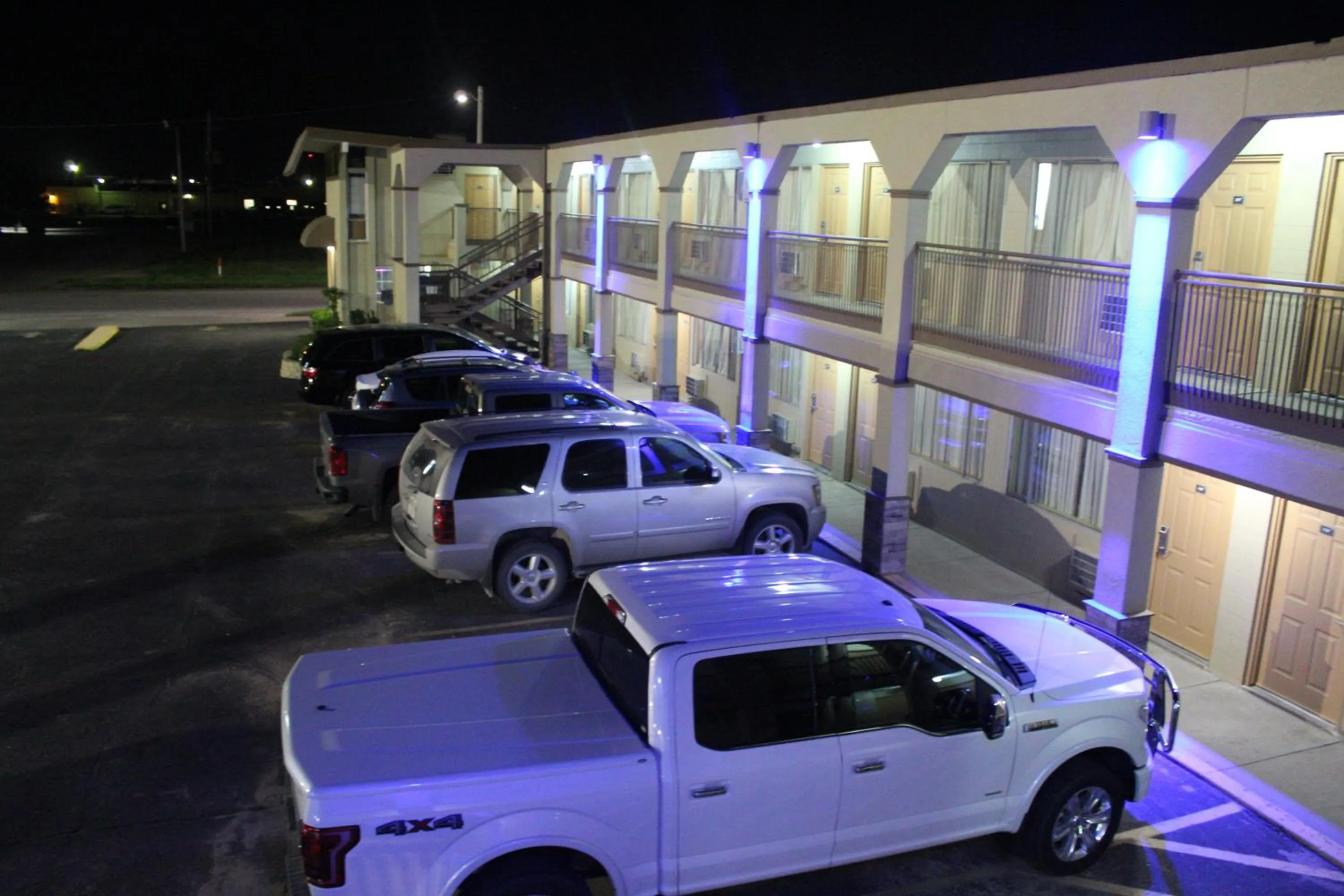 Property building in Hutchinson Inn