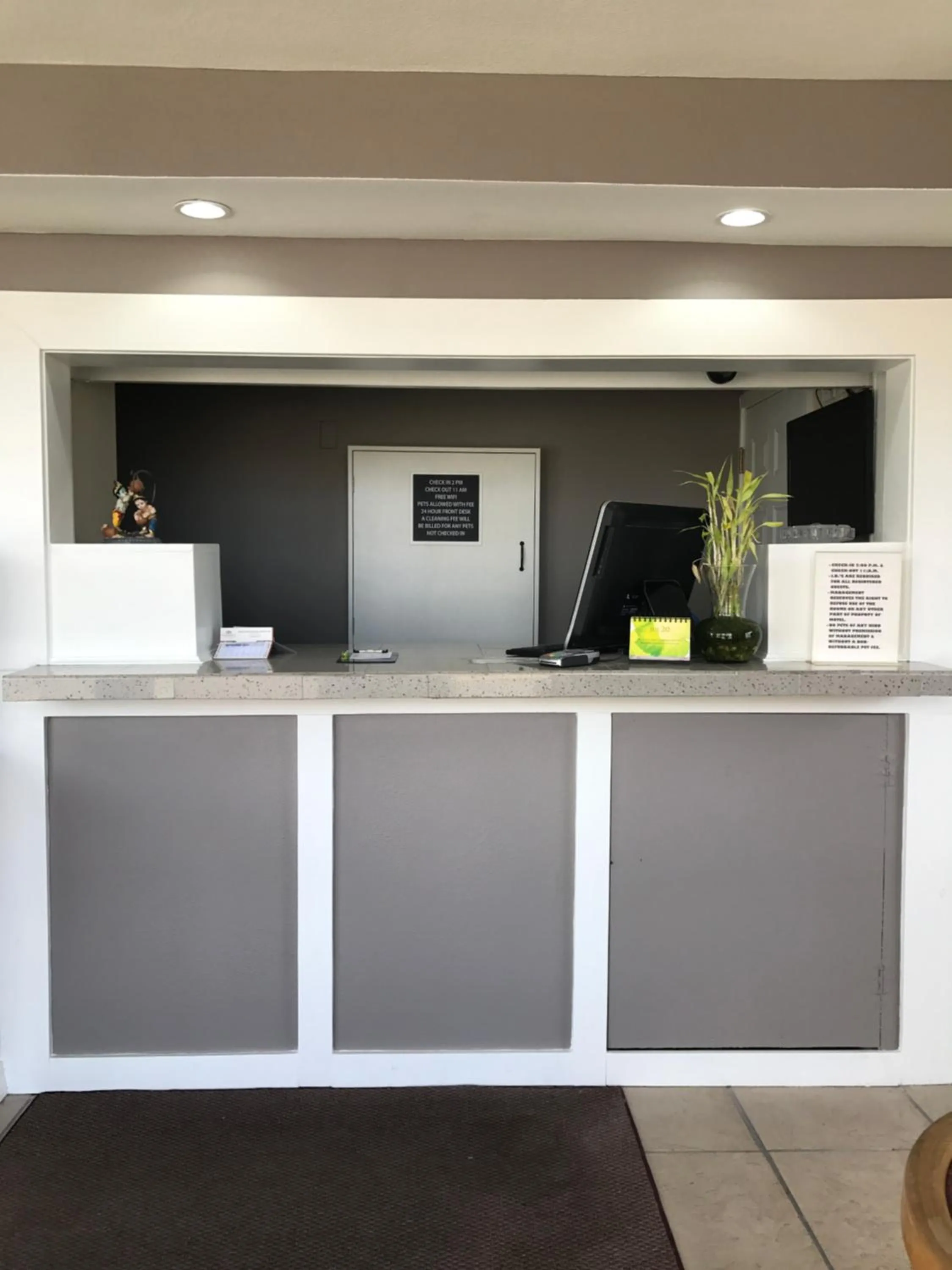 Lobby or reception in Hutchinson Inn