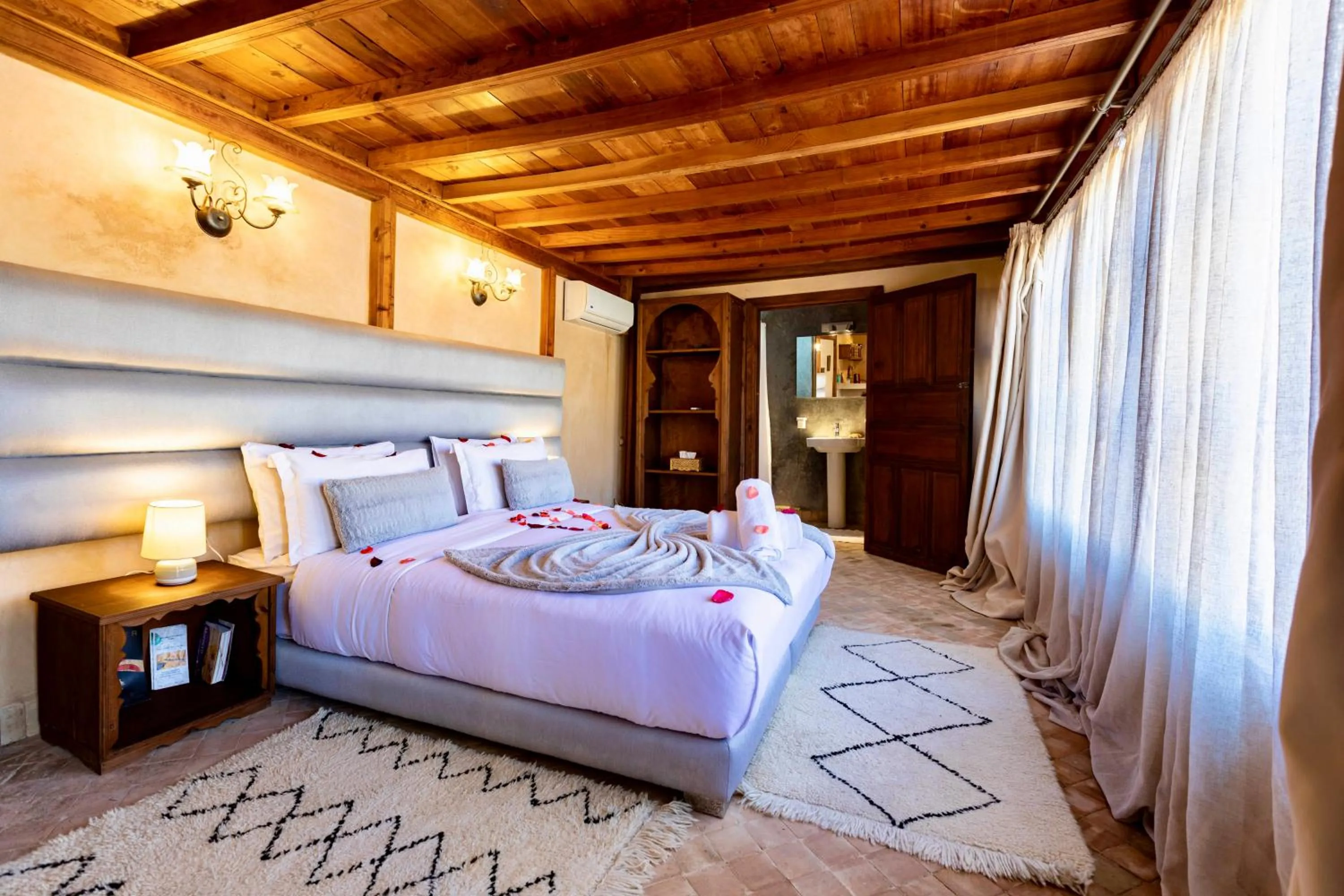 Photo of the whole room, Bed in Dar Attajalli