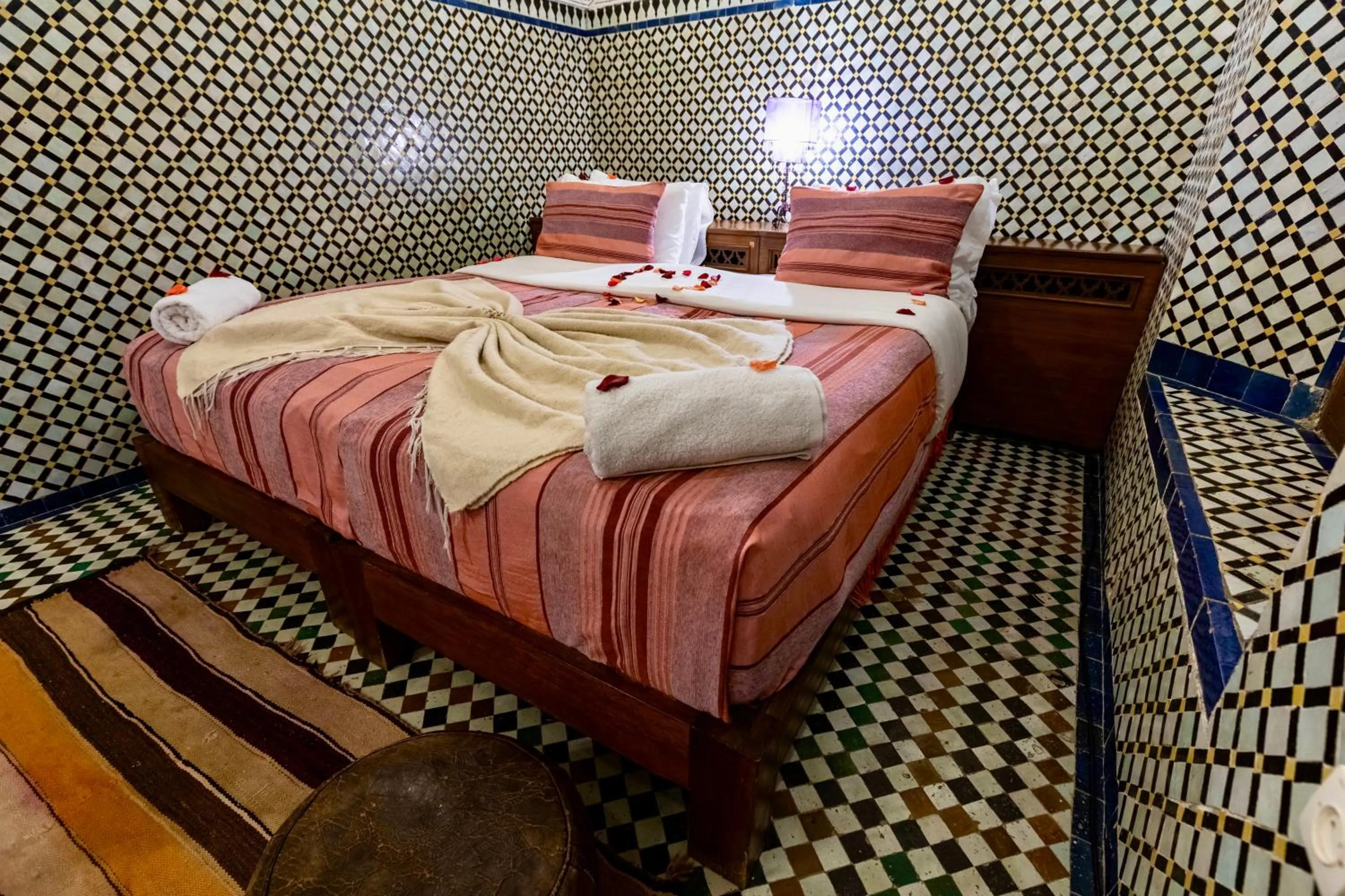 Bed in Dar Attajalli