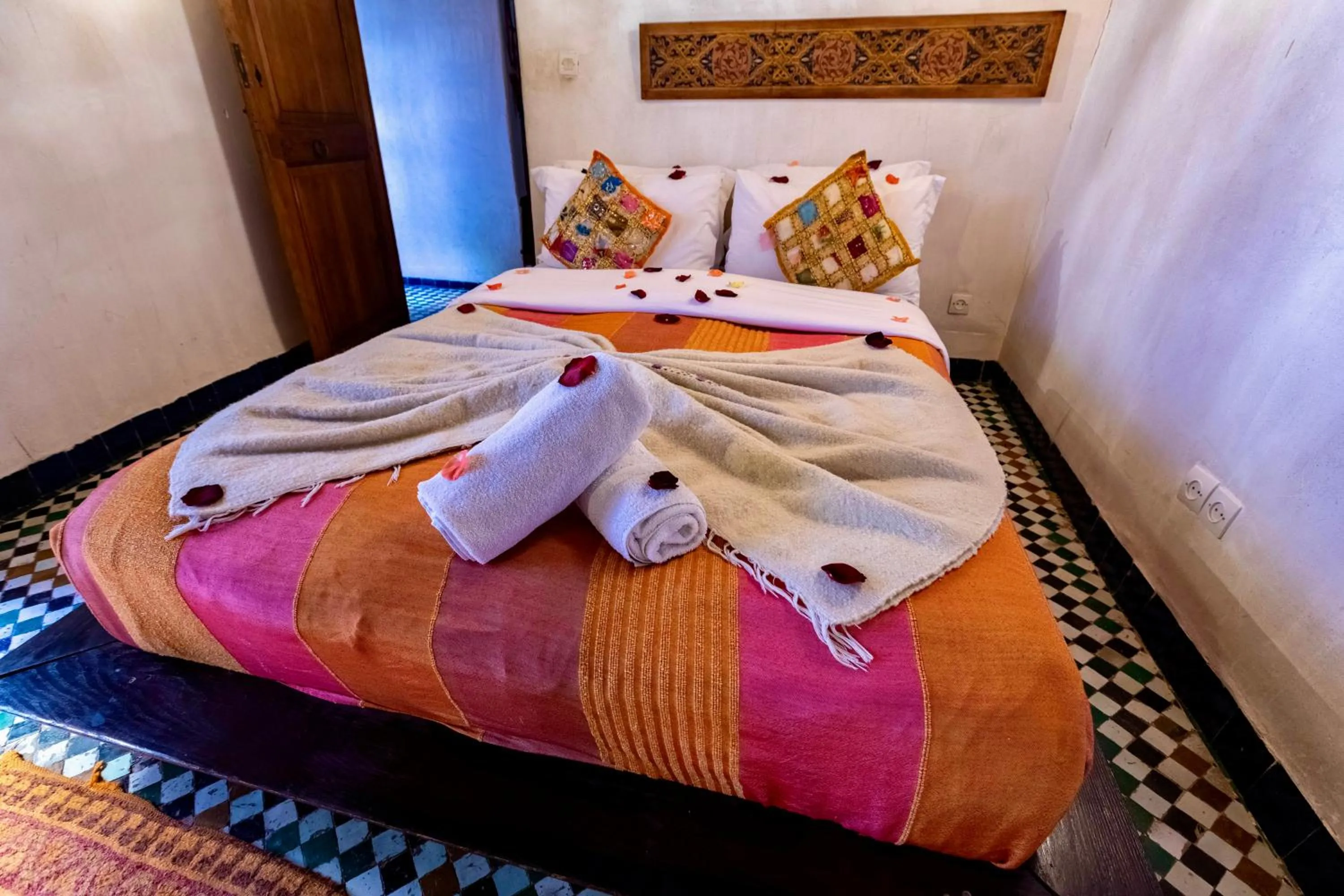 Bed in Dar Attajalli
