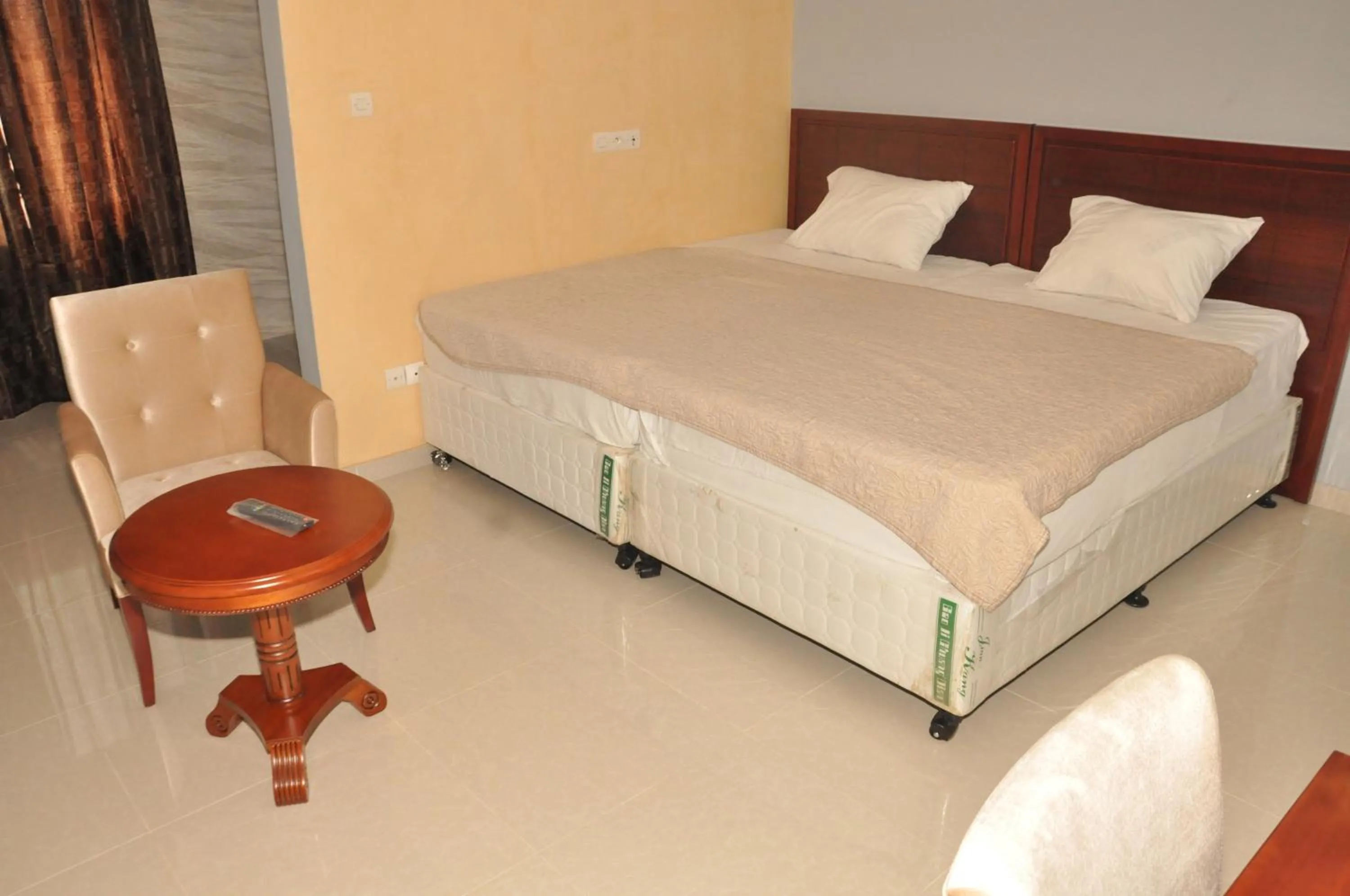 Bed in HOTEL AMBASSADORS ANNEXE