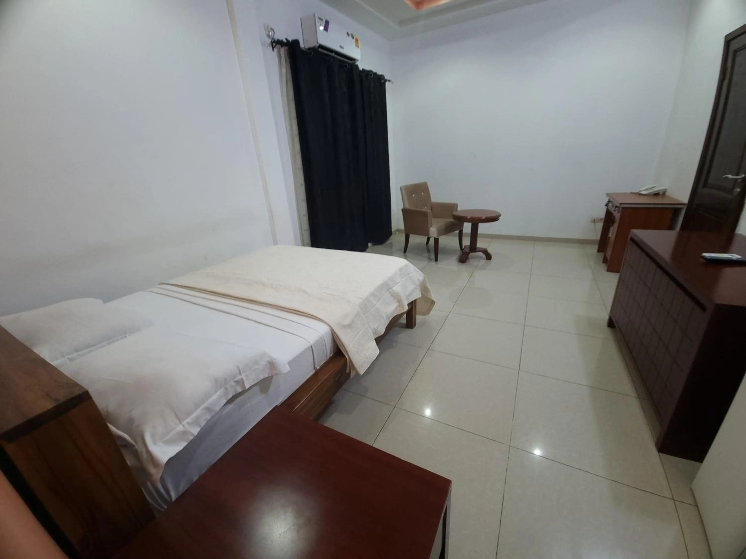 Bed in HOTEL AMBASSADORS ANNEXE