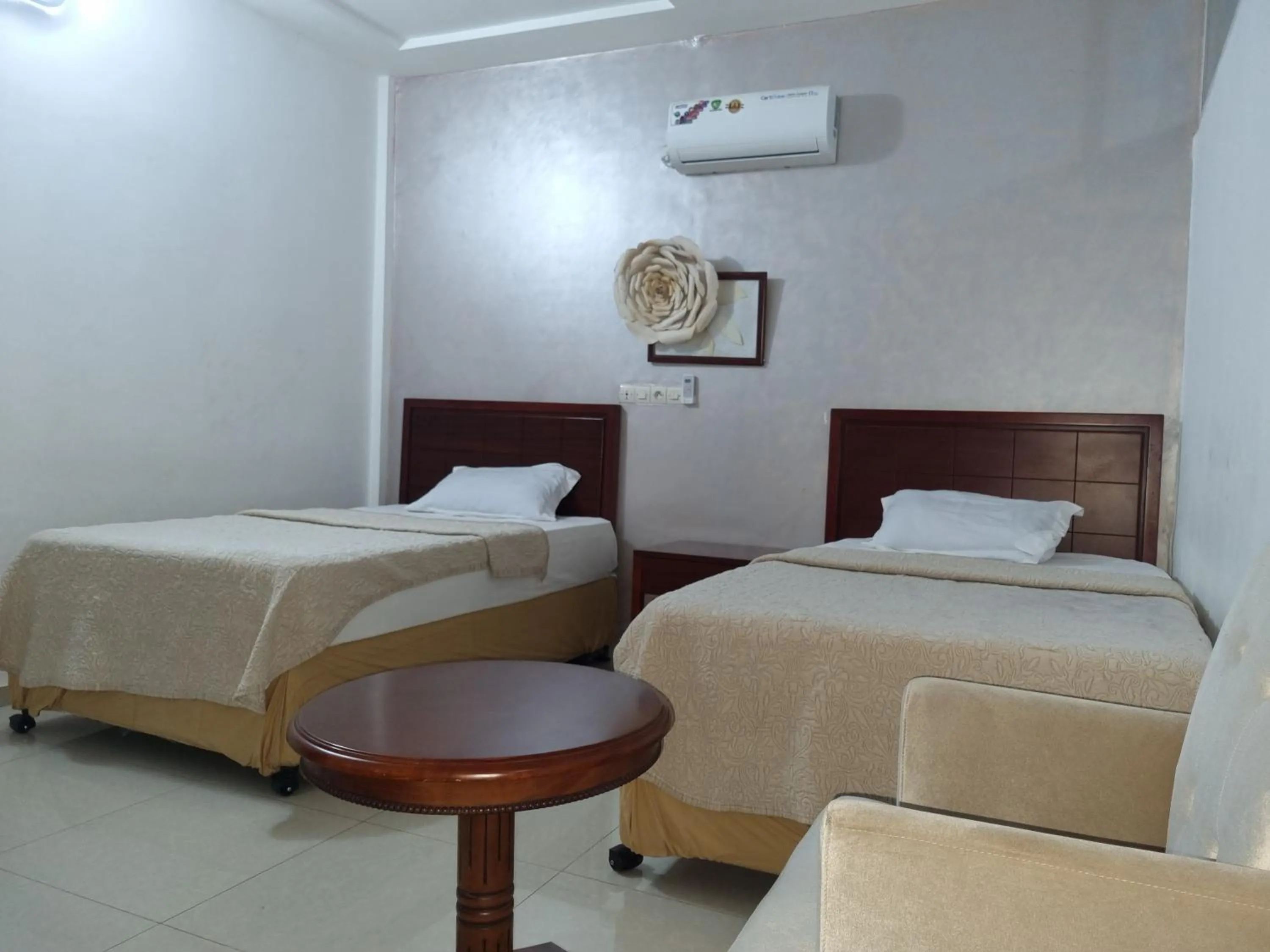 Bed in HOTEL AMBASSADORS ANNEXE