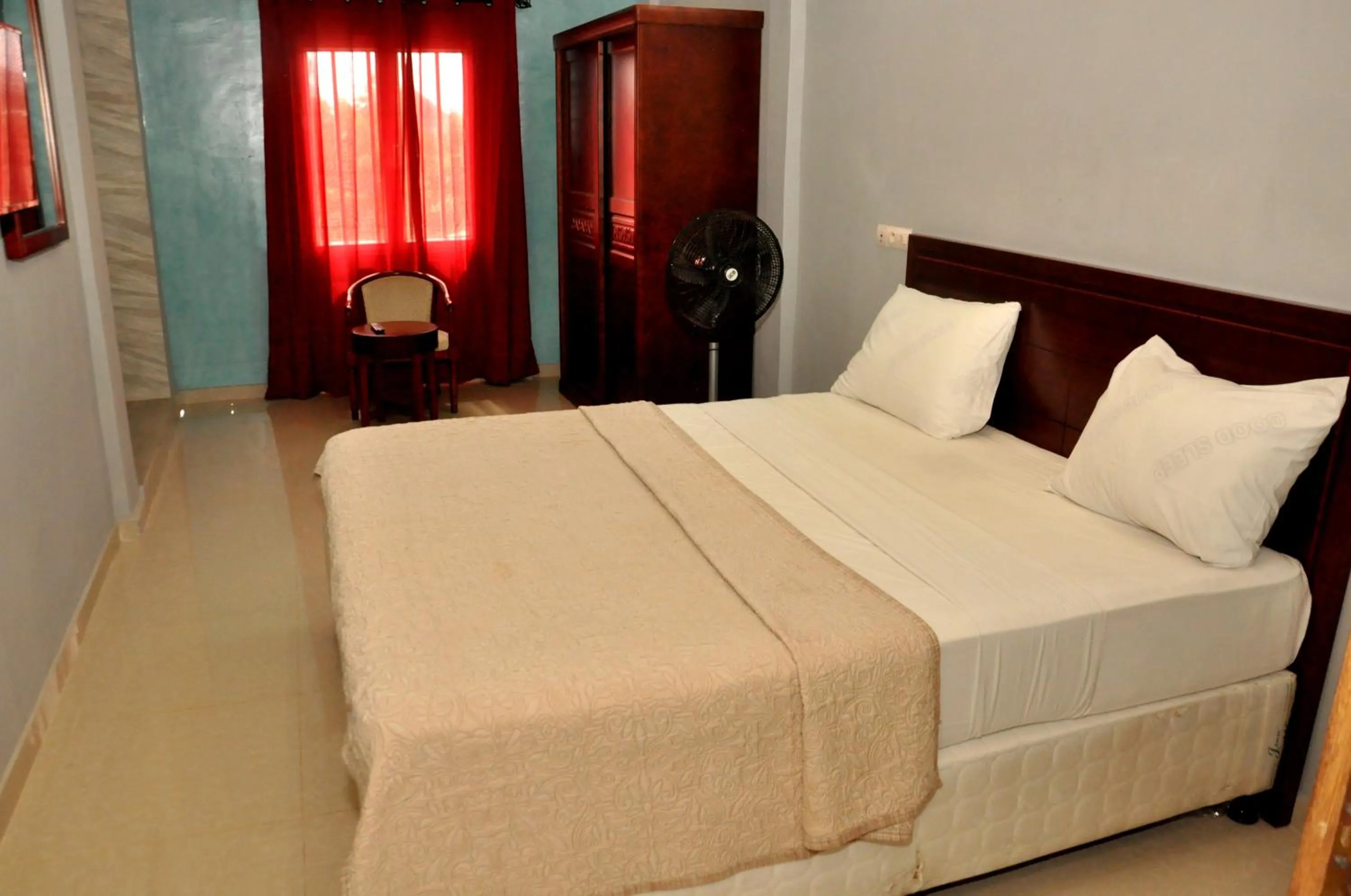 Bed in HOTEL AMBASSADORS ANNEXE