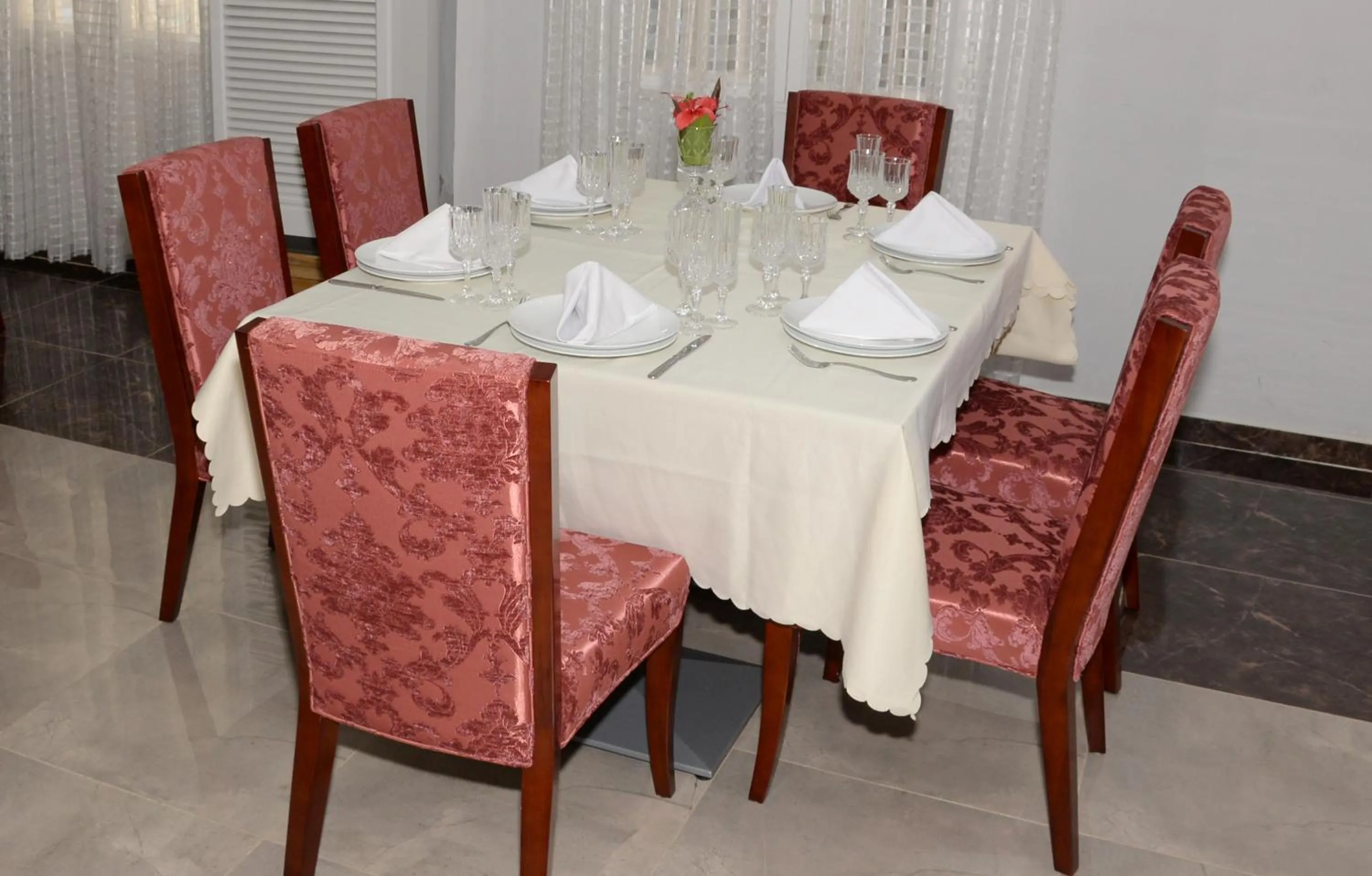 Food and drinks in HOTEL AMBASSADORS ANNEXE