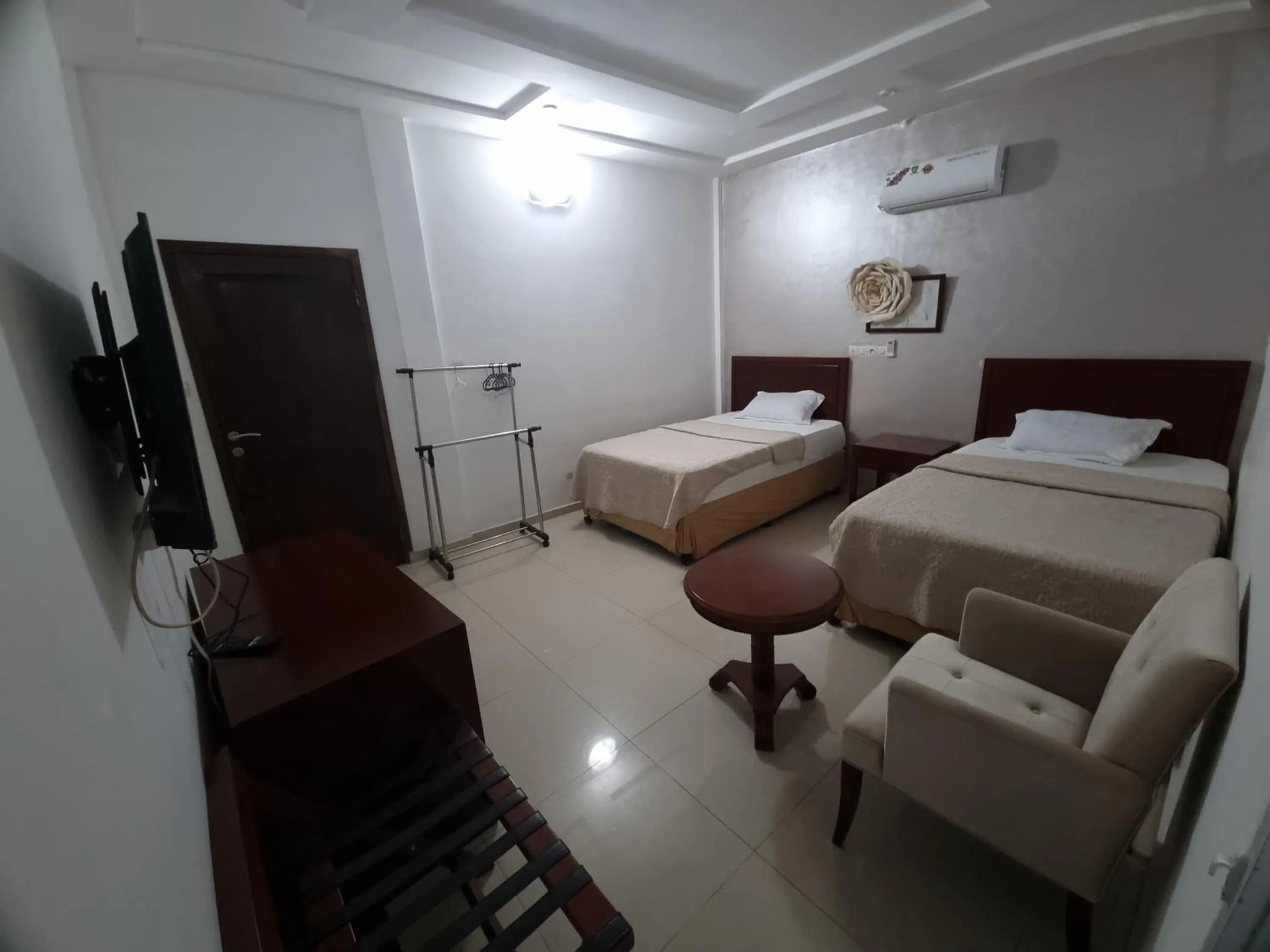 Bed in HOTEL AMBASSADORS ANNEXE