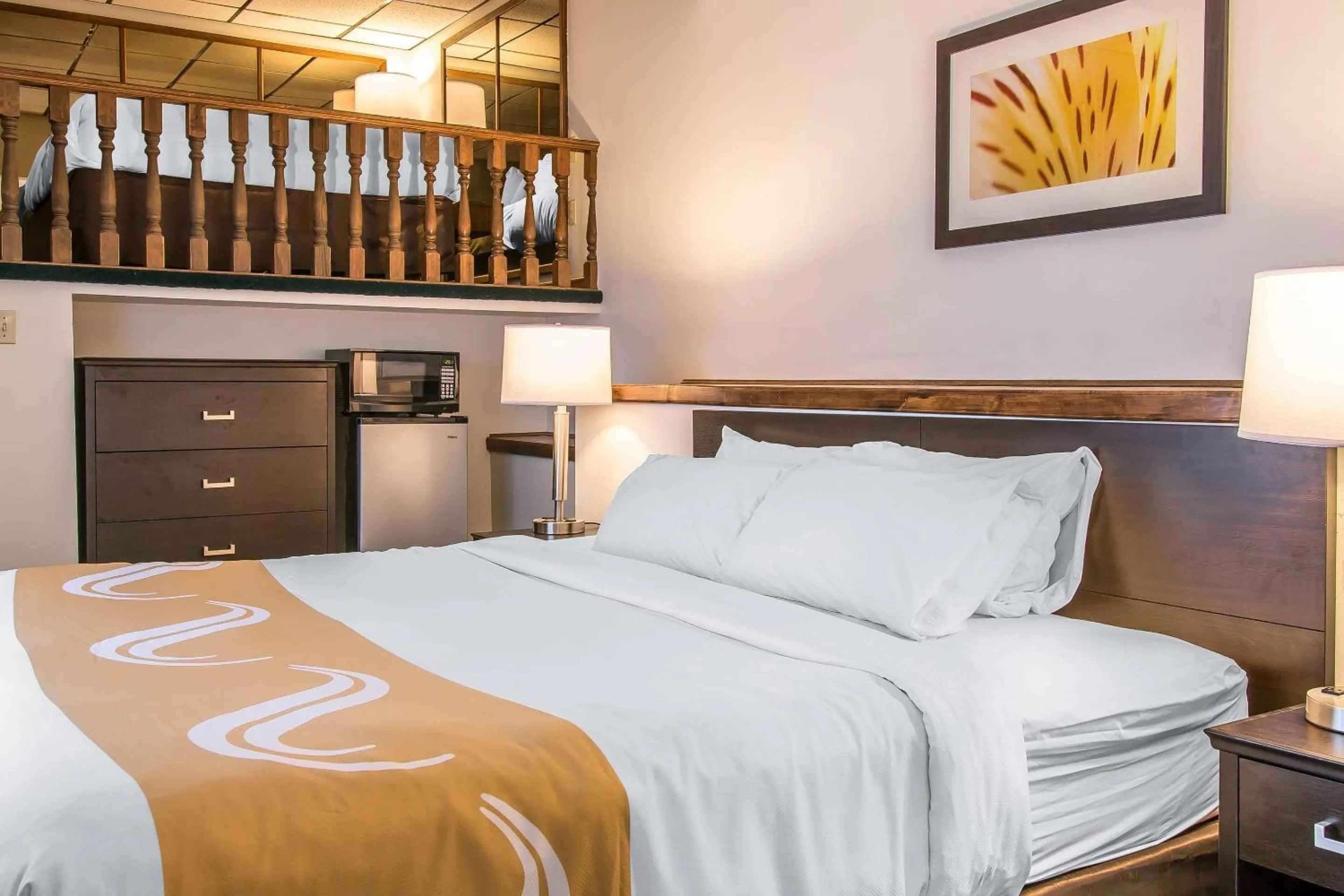 Bedroom, Bed in Quality Inn & Suites Houghton Downtown