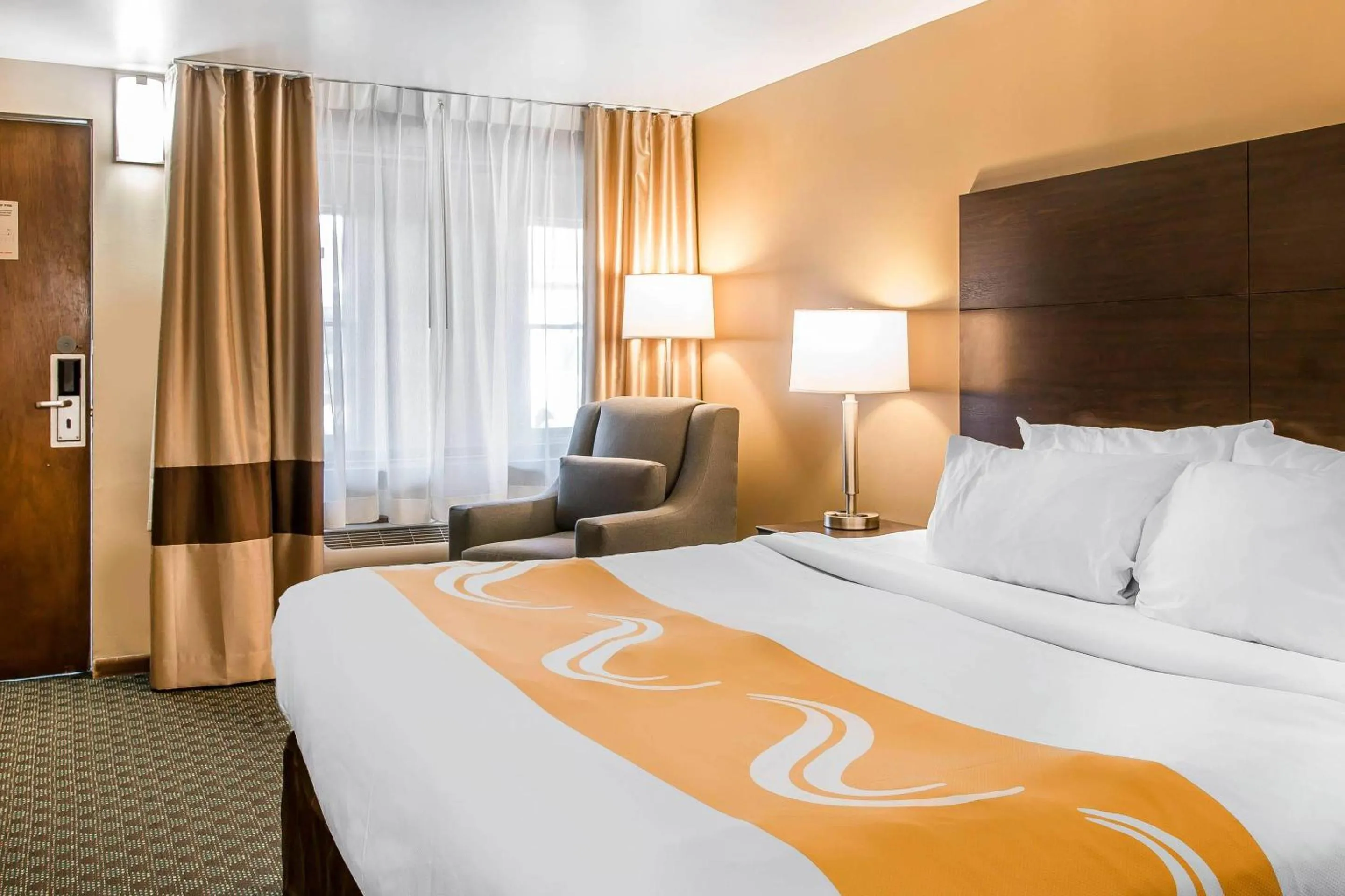 Bedroom, Bed in Quality Inn & Suites Houghton Downtown