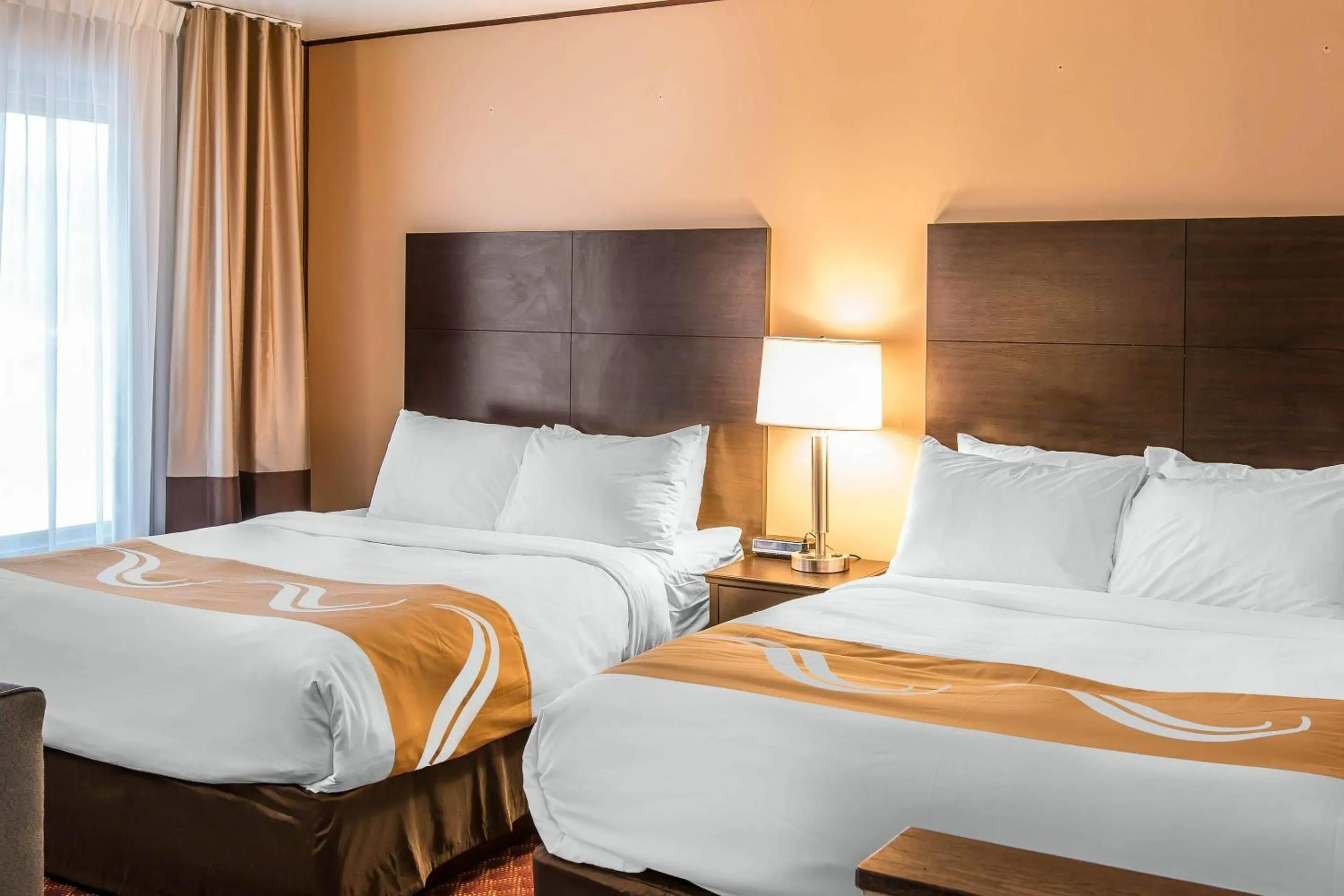 Bedroom, Bed in Quality Inn & Suites Houghton Downtown