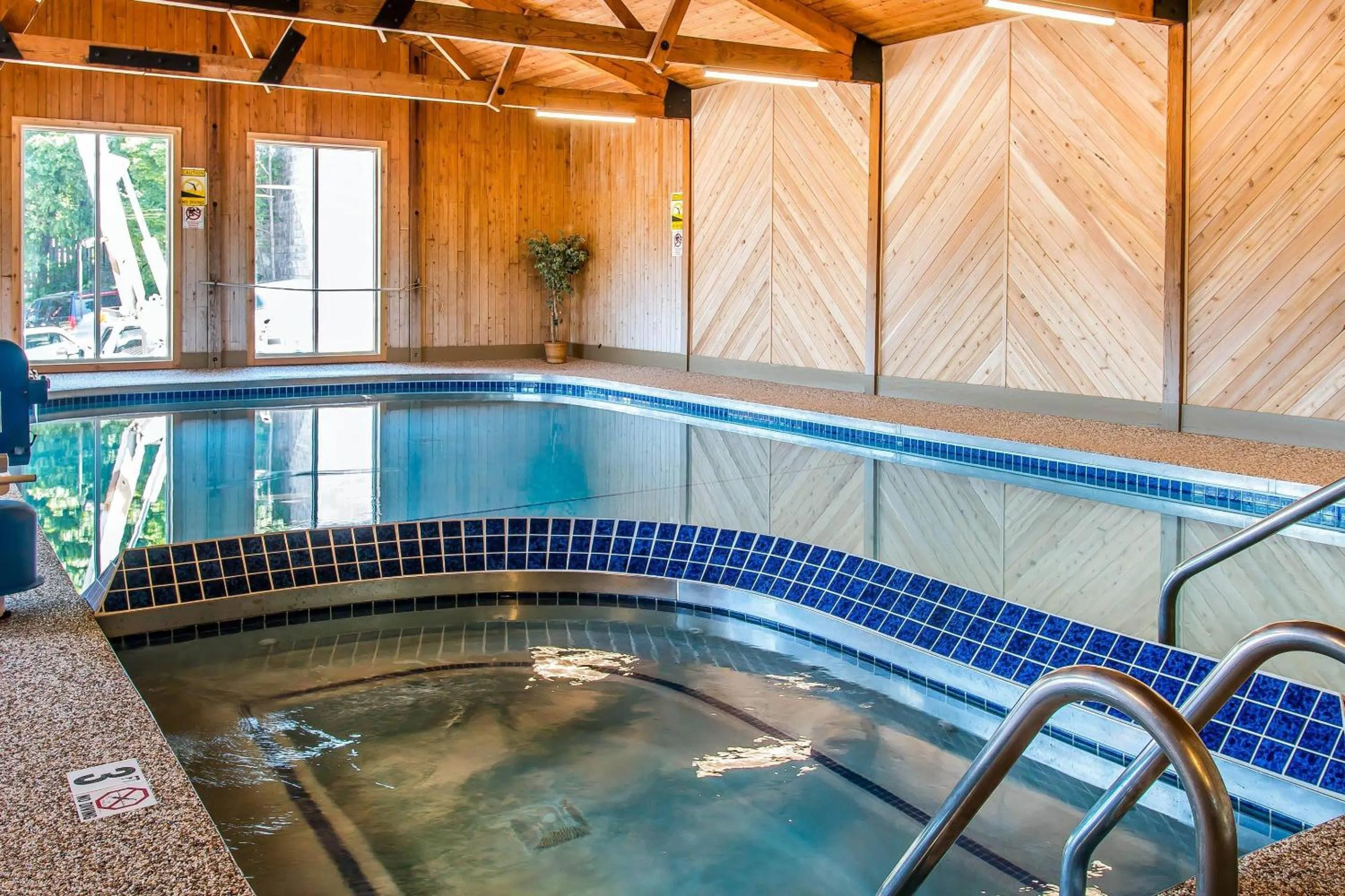 Swimming pool in Quality Inn & Suites Houghton Downtown