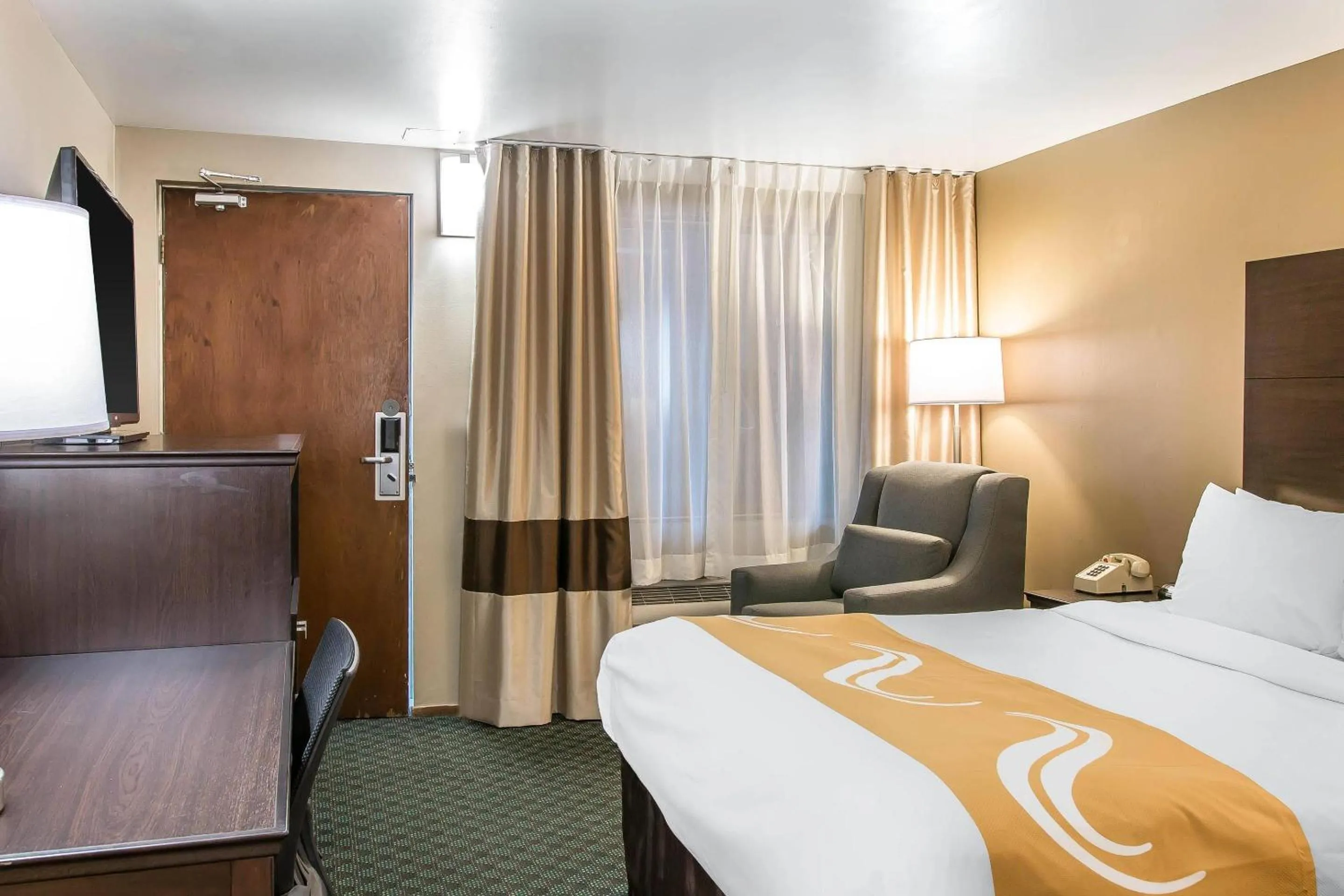 Bedroom, Bed in Quality Inn & Suites Houghton Downtown