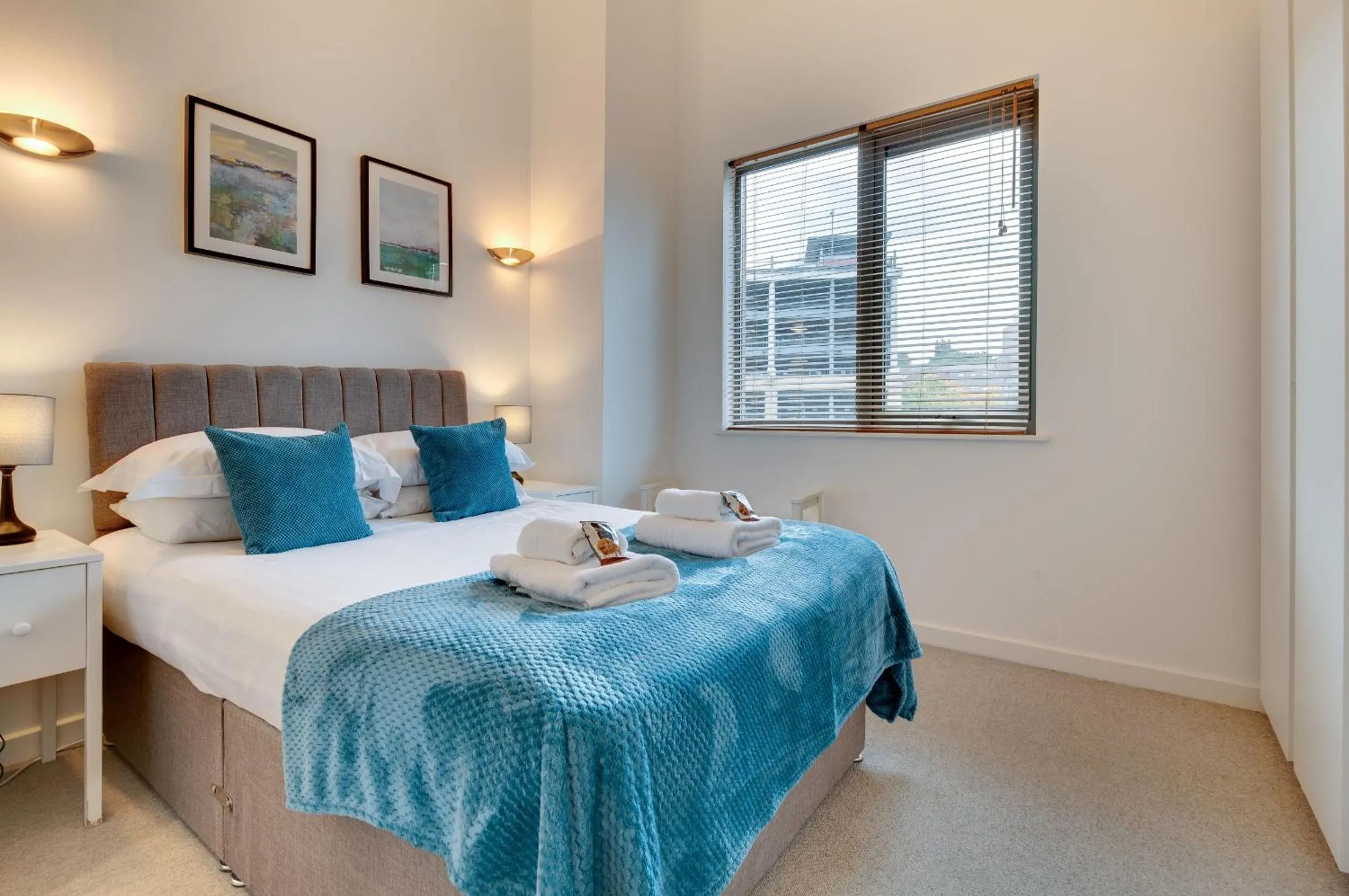 Photo of the whole room, Bed in Crown Apartments 1C by Week2Week