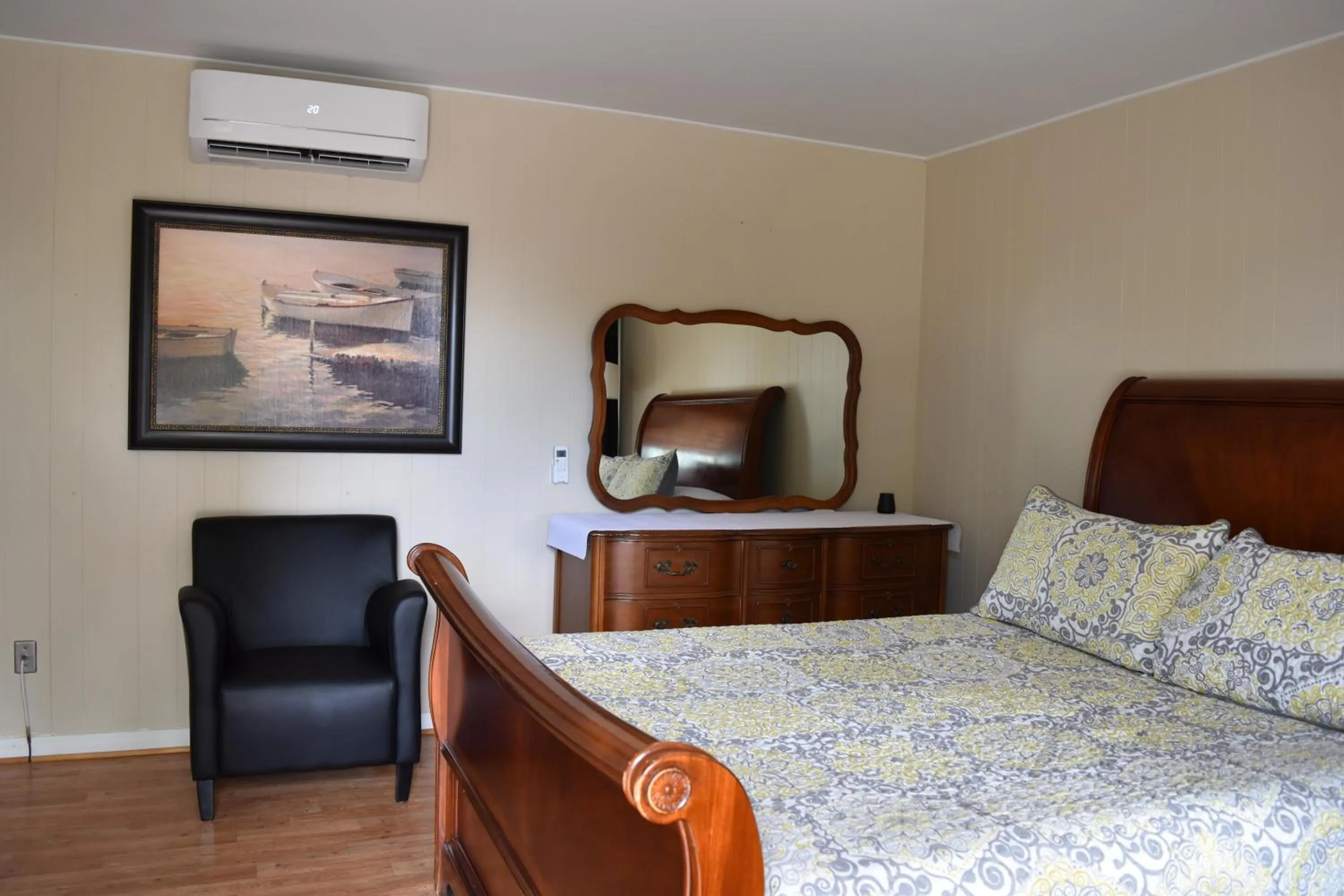 Photo of the whole room, Bed in Motel de L'Anse et Camping Rimouski