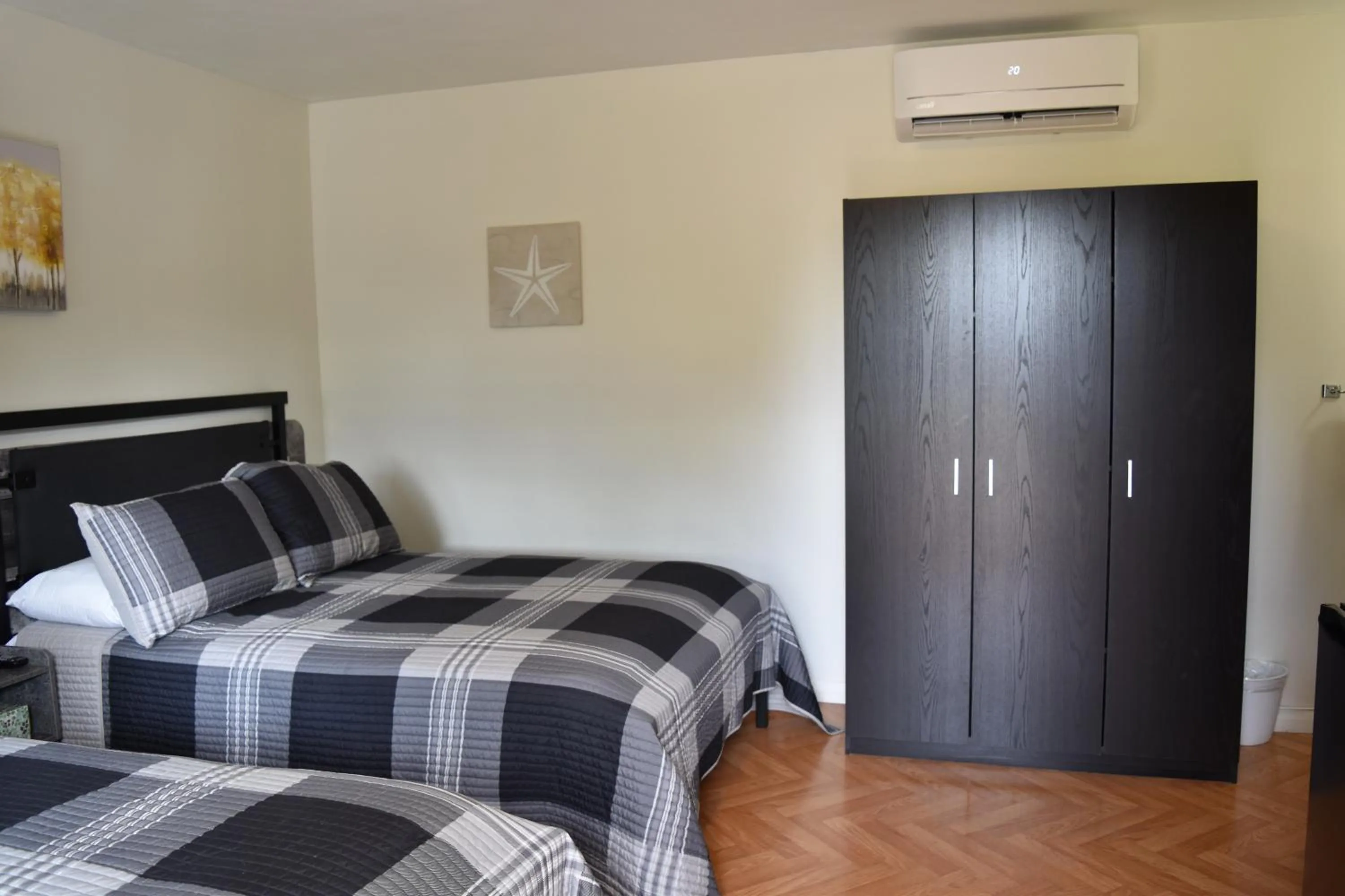 Photo of the whole room, Bed in Motel de L'Anse et Camping Rimouski