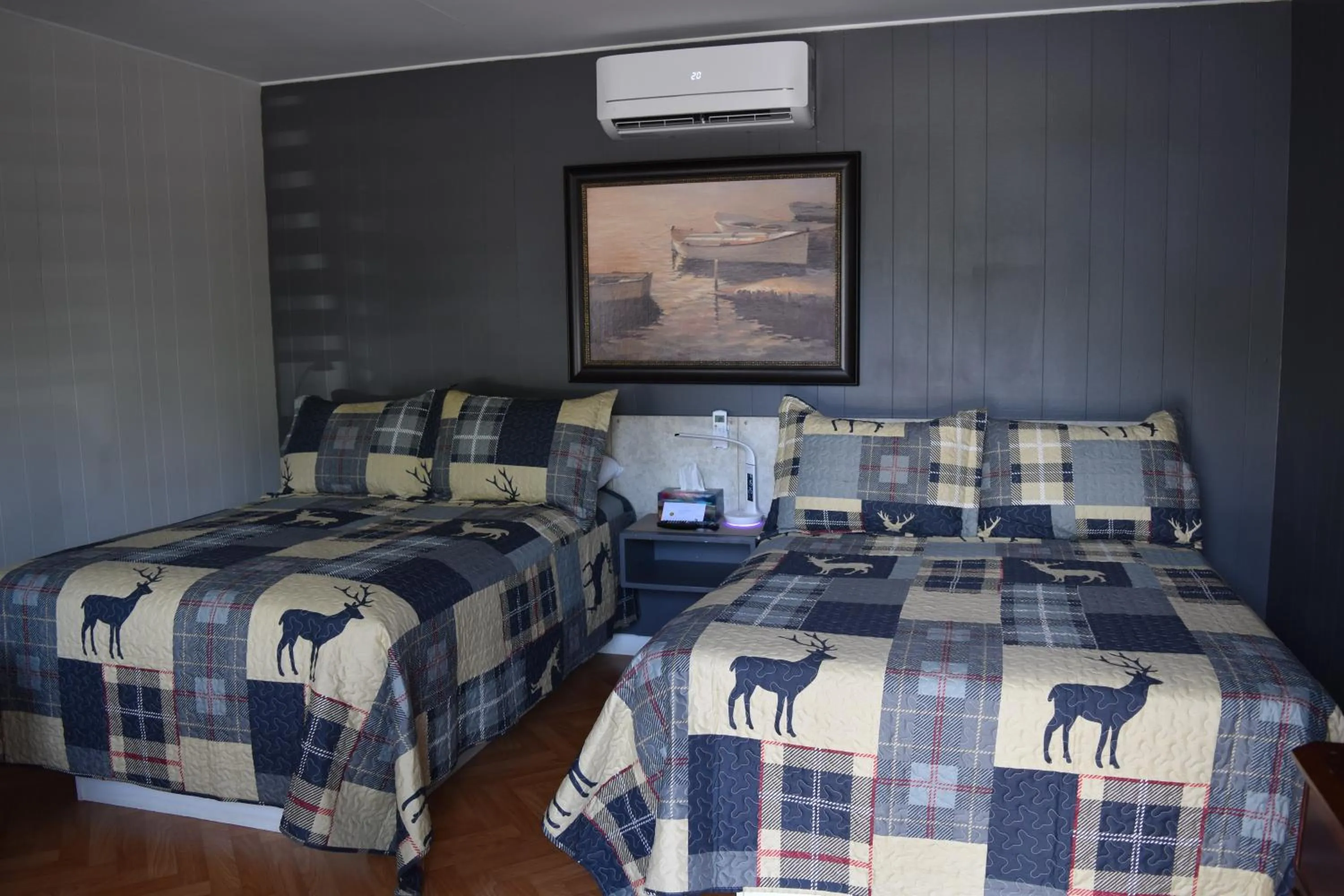 Bedroom, Bed in Motel de L'Anse et Camping Rimouski