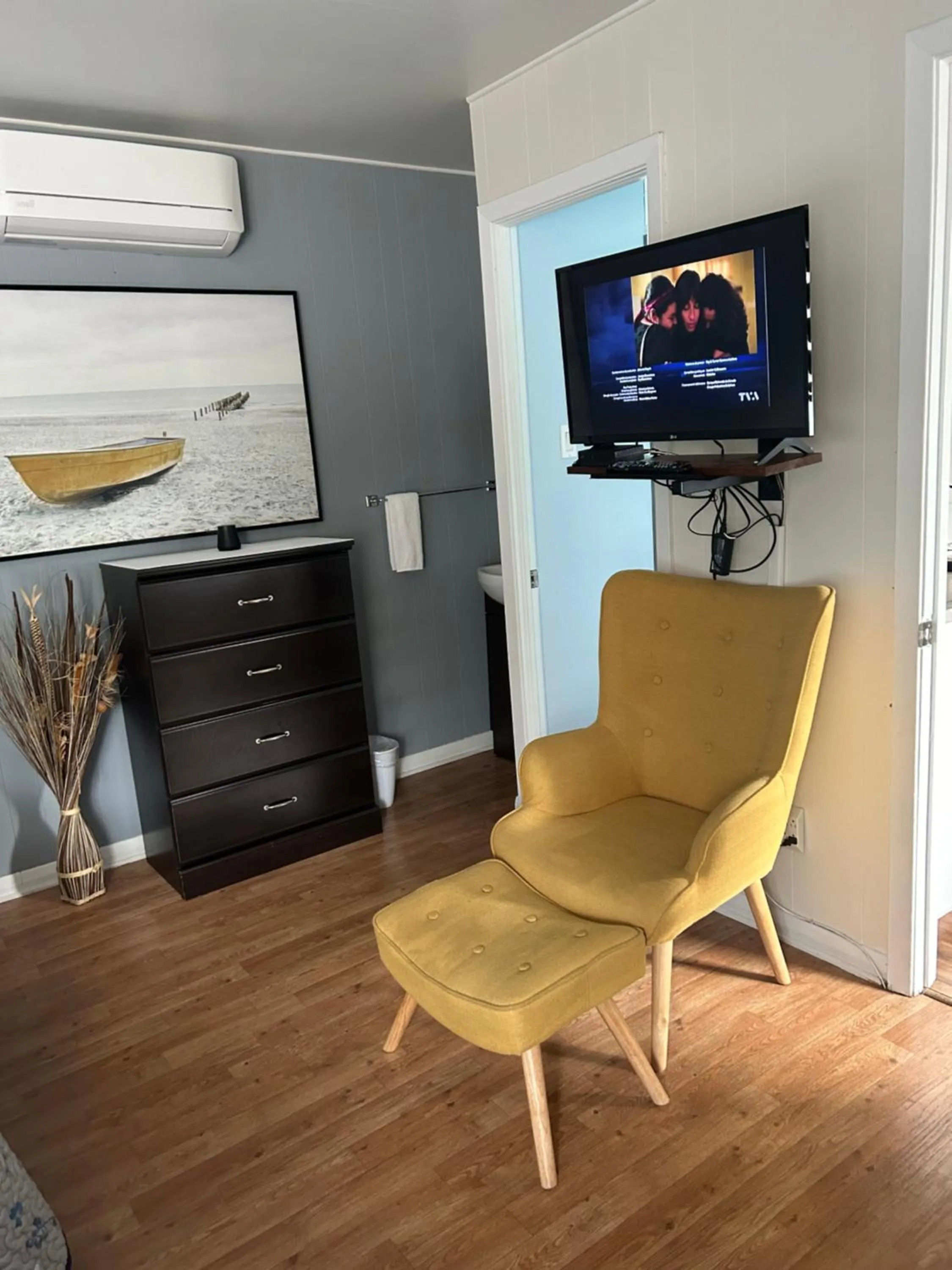 Photo of the whole room in Motel de L'Anse et Camping Rimouski