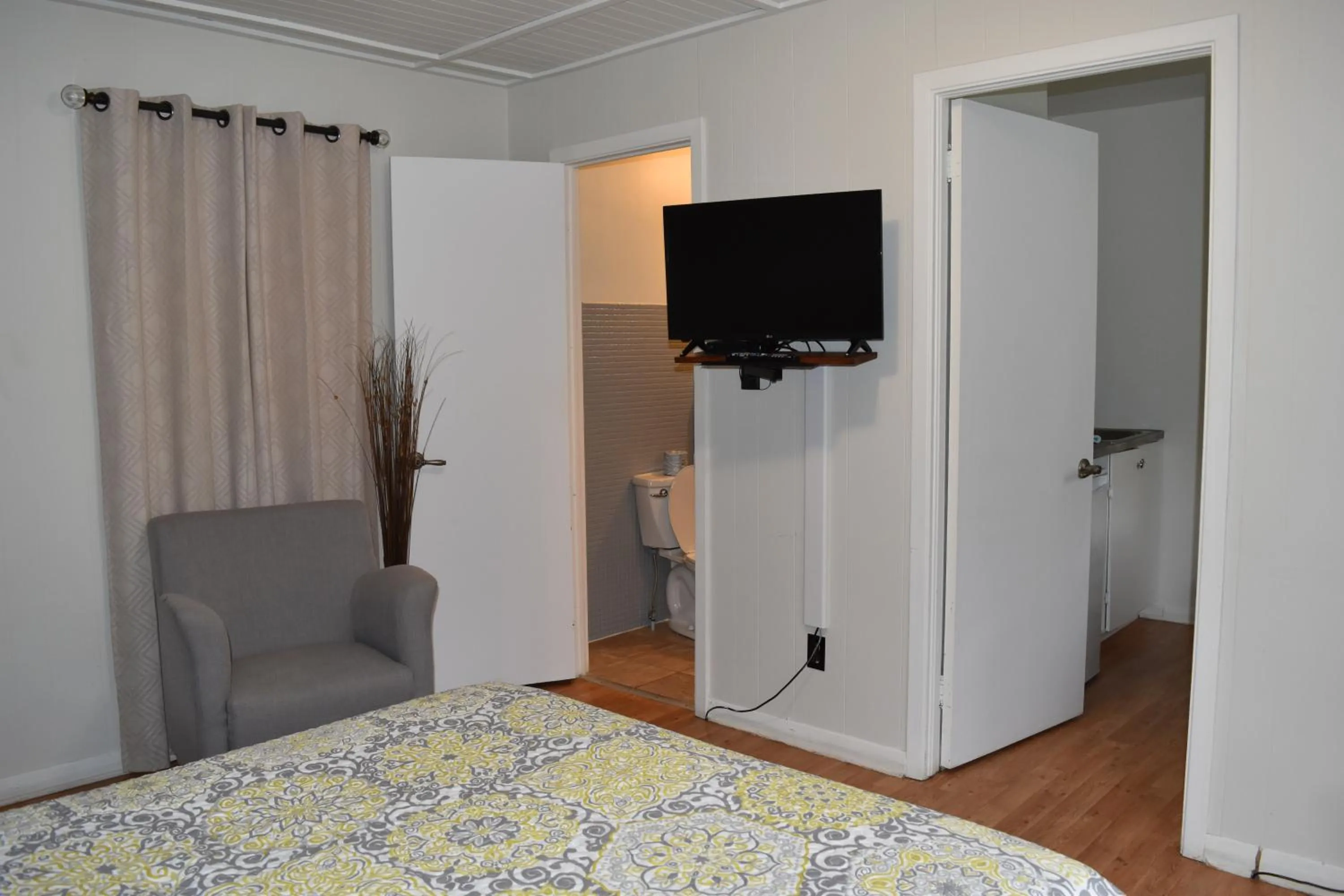 Photo of the whole room, Bed in Motel de L'Anse et Camping Rimouski