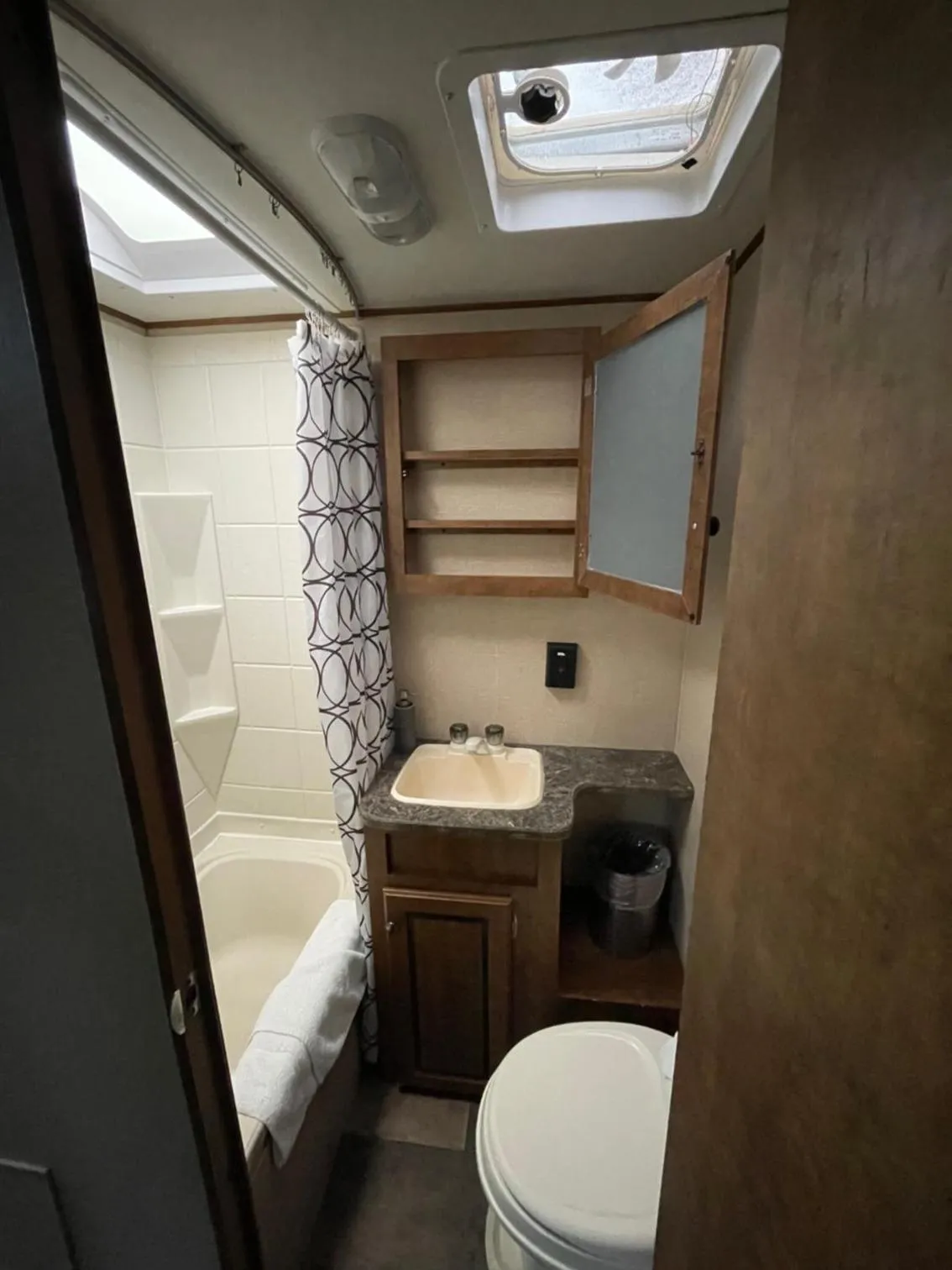 Toilet in Motel de L'Anse et Camping Rimouski