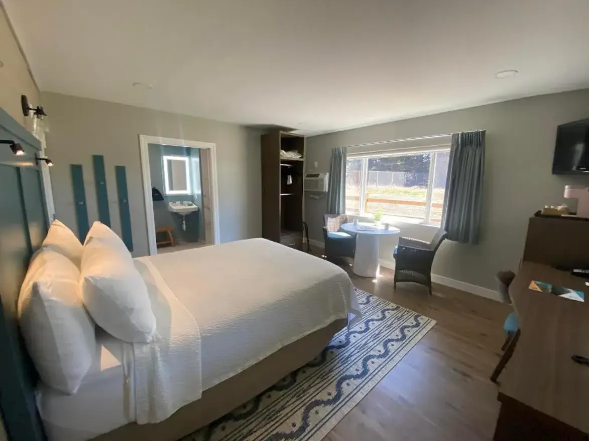 Accessible Budget Queen Room in Castle Inn Accessible Budget Queen Room in Castle Inn