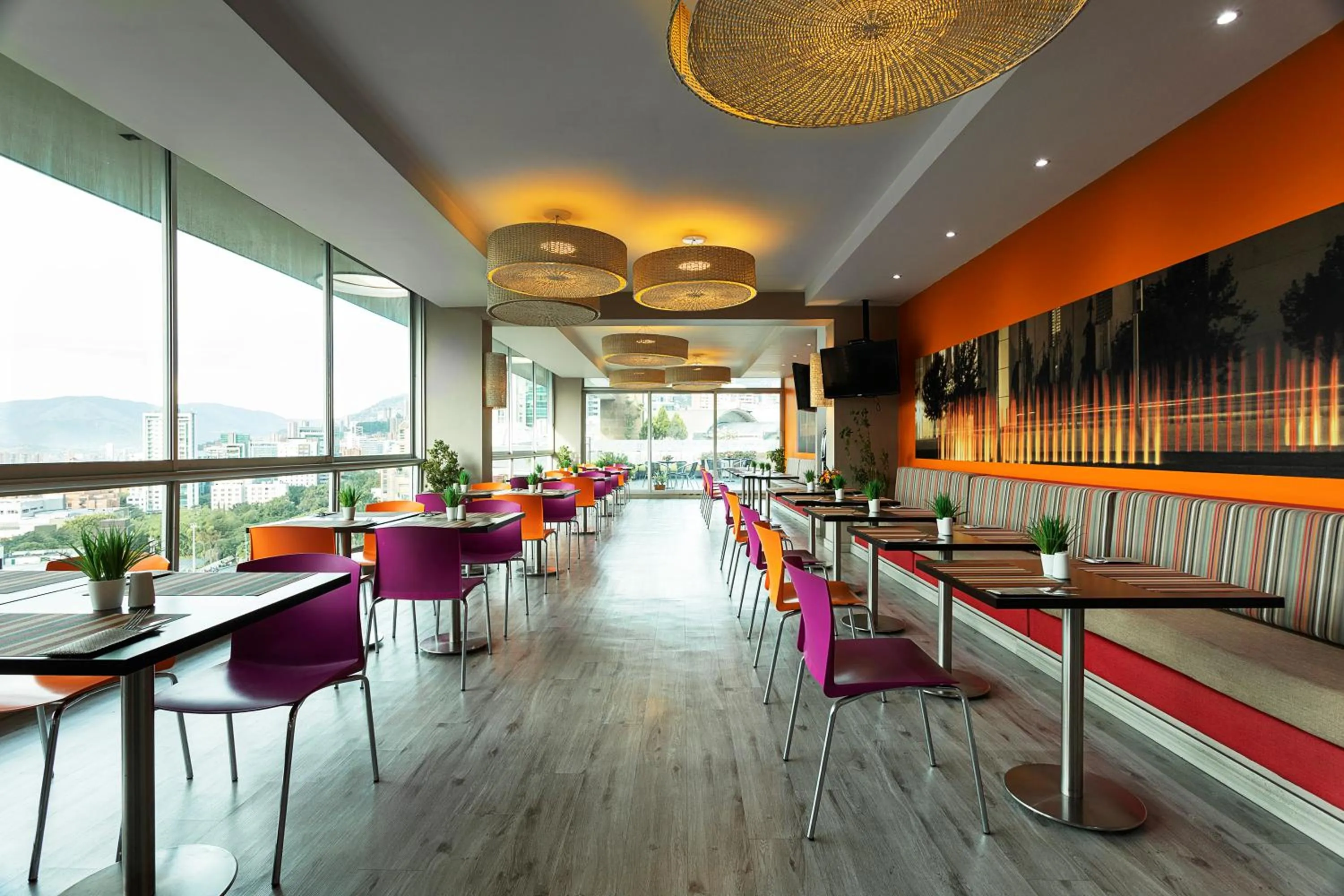 Restaurant/places to eat in Hotel bh El Poblado