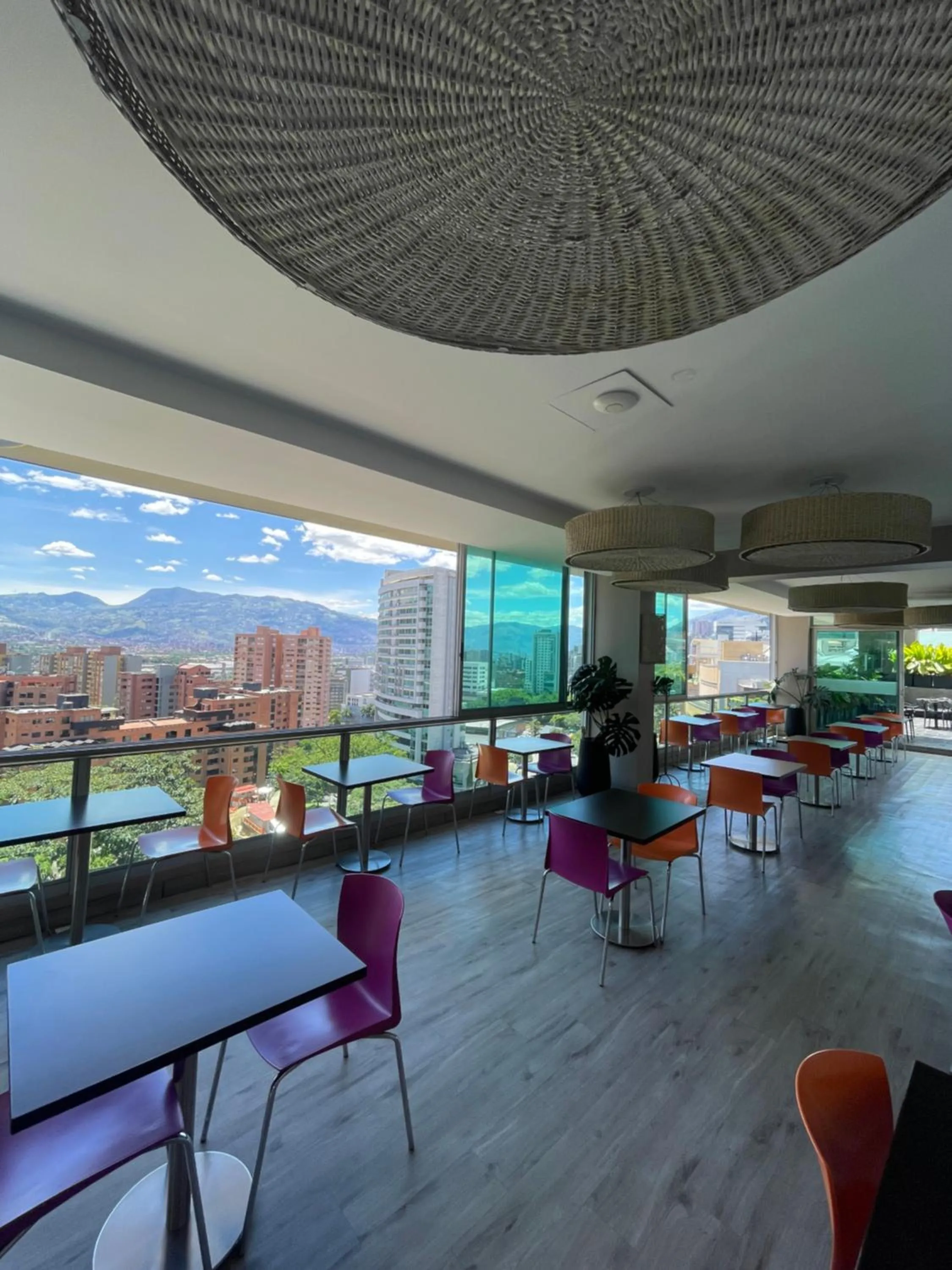 Restaurant/places to eat in Hotel bh El Poblado