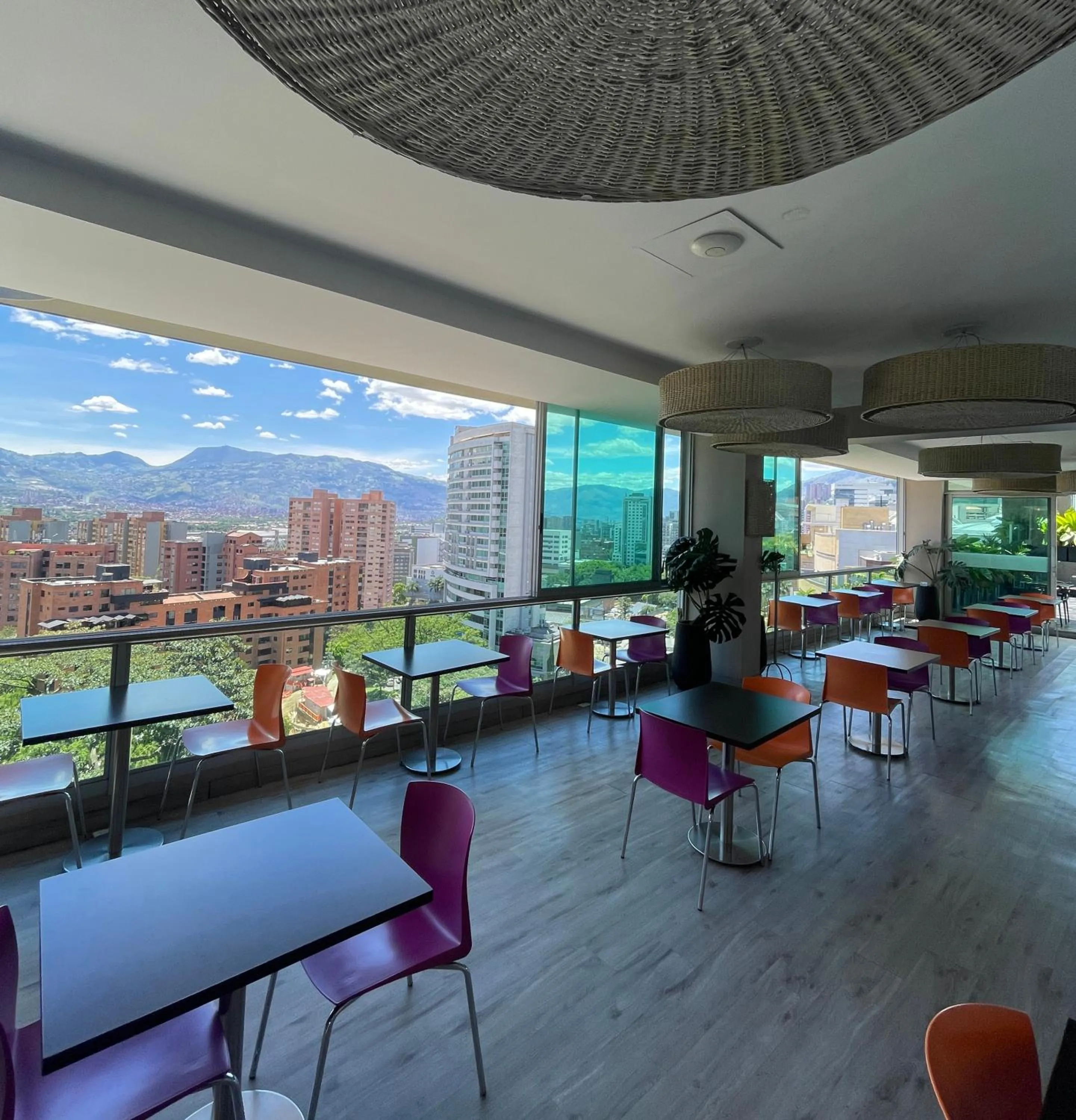 Restaurant/places to eat in Hotel bh El Poblado