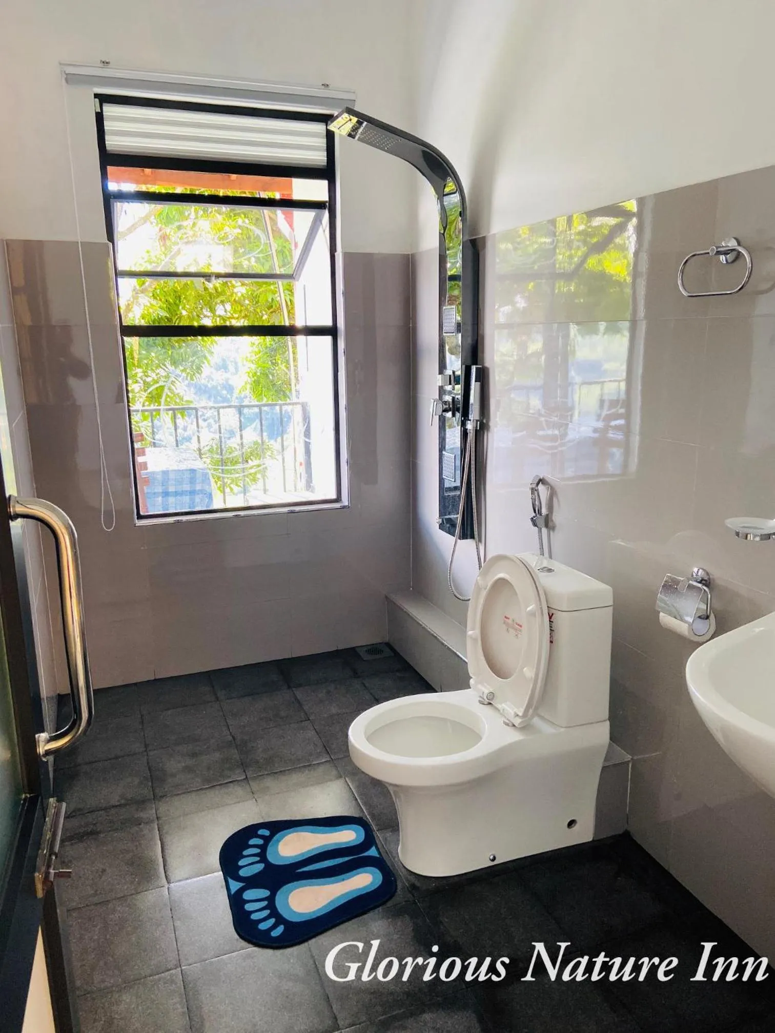 Toilet in Glorious Nature Inn