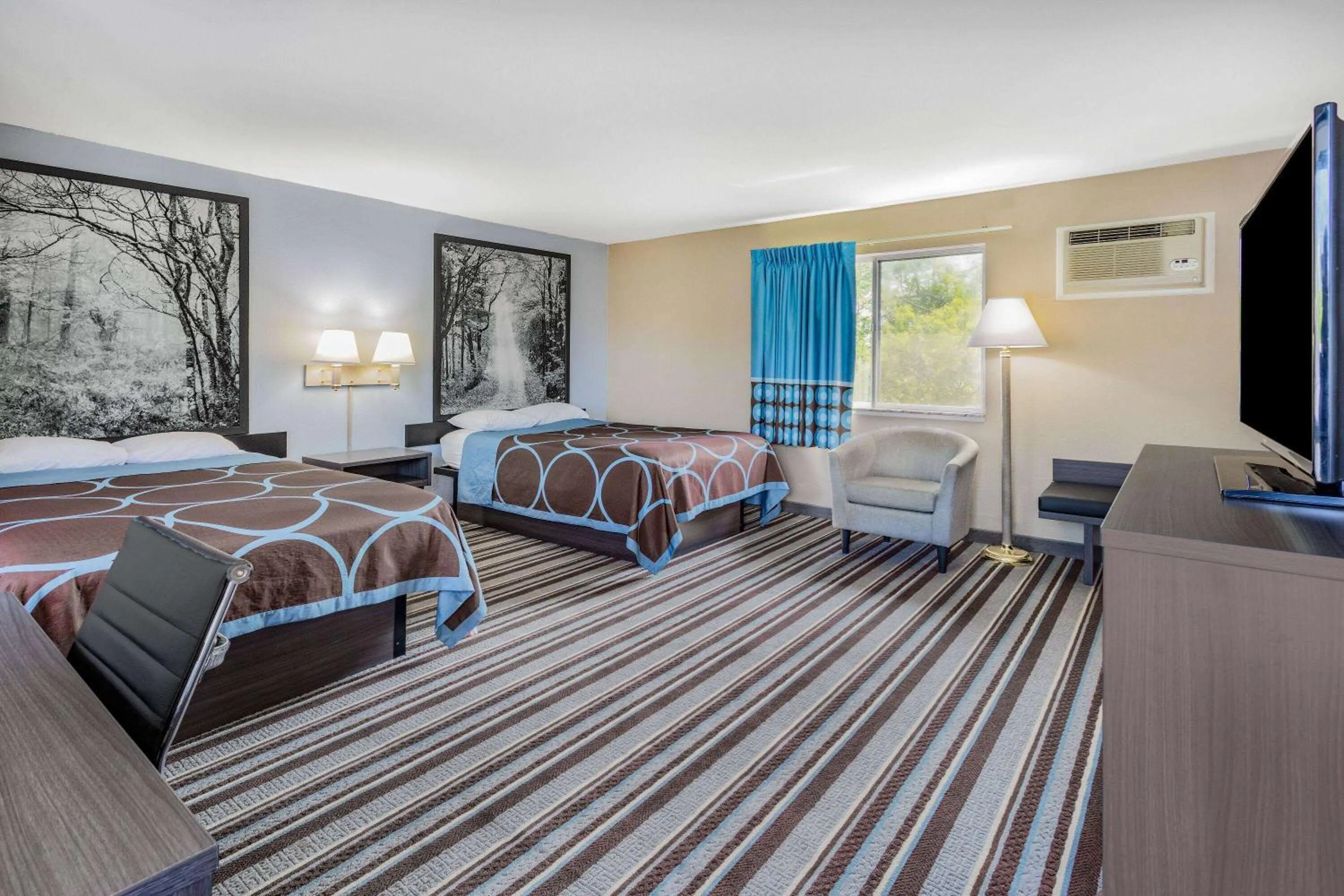 Photo of the whole room, Bed in Super 8 by Wyndham Marysville/Port Huron Area