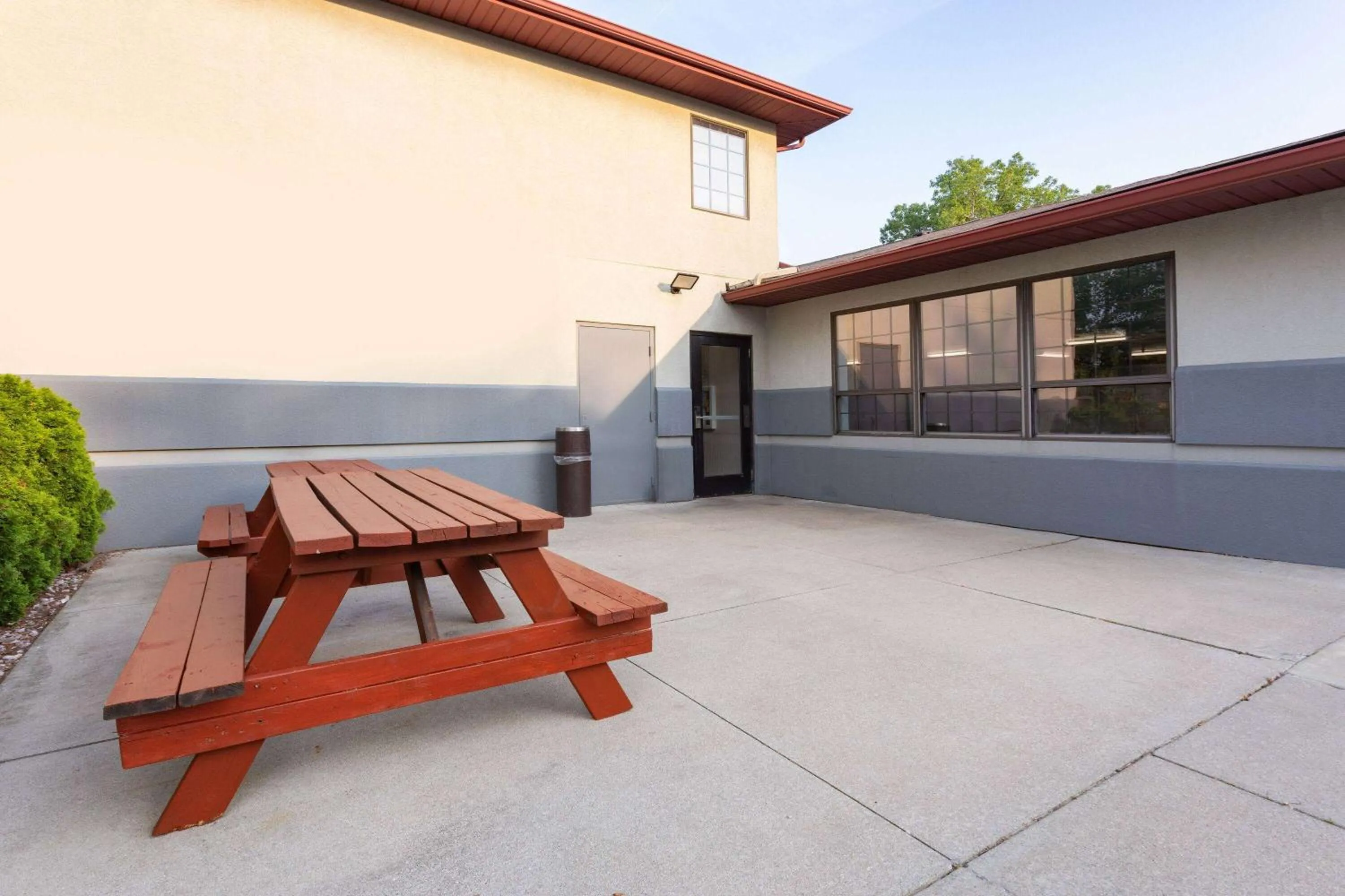 Inner courtyard view in Super 8 by Wyndham Marysville/Port Huron Area