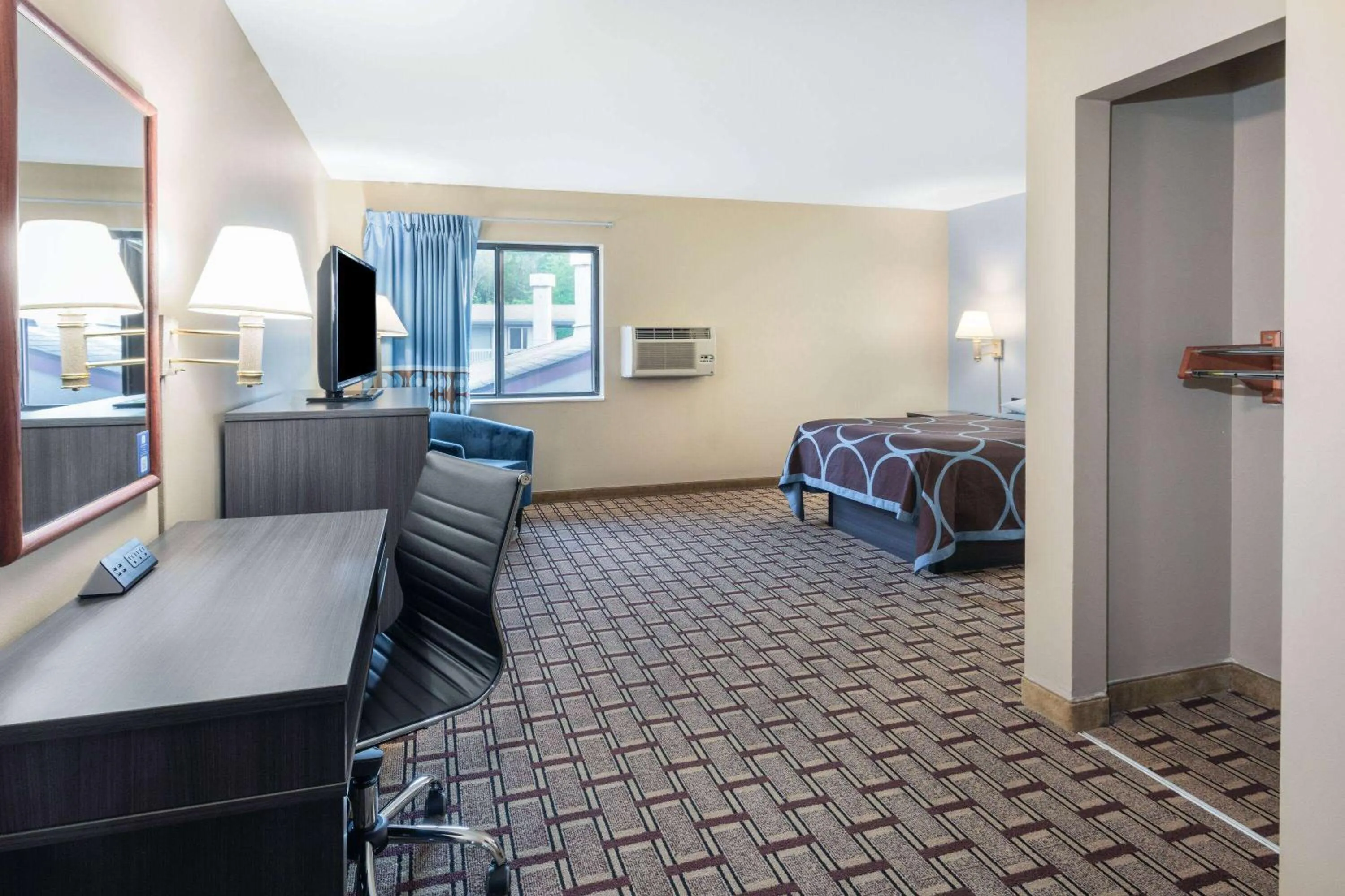 Photo of the whole room, Bed in Super 8 by Wyndham Marysville/Port Huron Area
